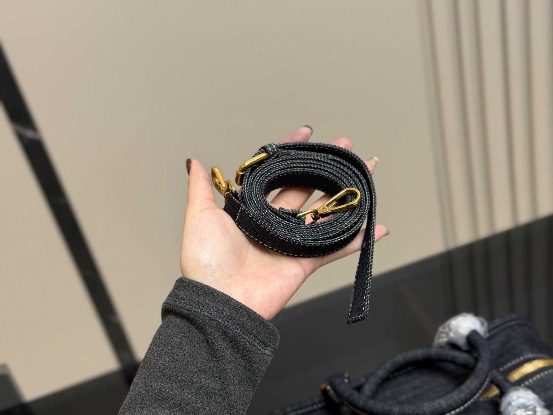 ¥220 这才是罗意威最值得入的中古包吧! 太好装了容量很大出差旅行必备的大包首选真的很小众因为这一只是中古包所以很少见~ 但是真的好好看拼色帆布有一种流浪的艺术家的感觉还可以斜挎的小个子女孩子也hold住~ 中古包包分享|罗 意威中古 尺寸:29.18cm