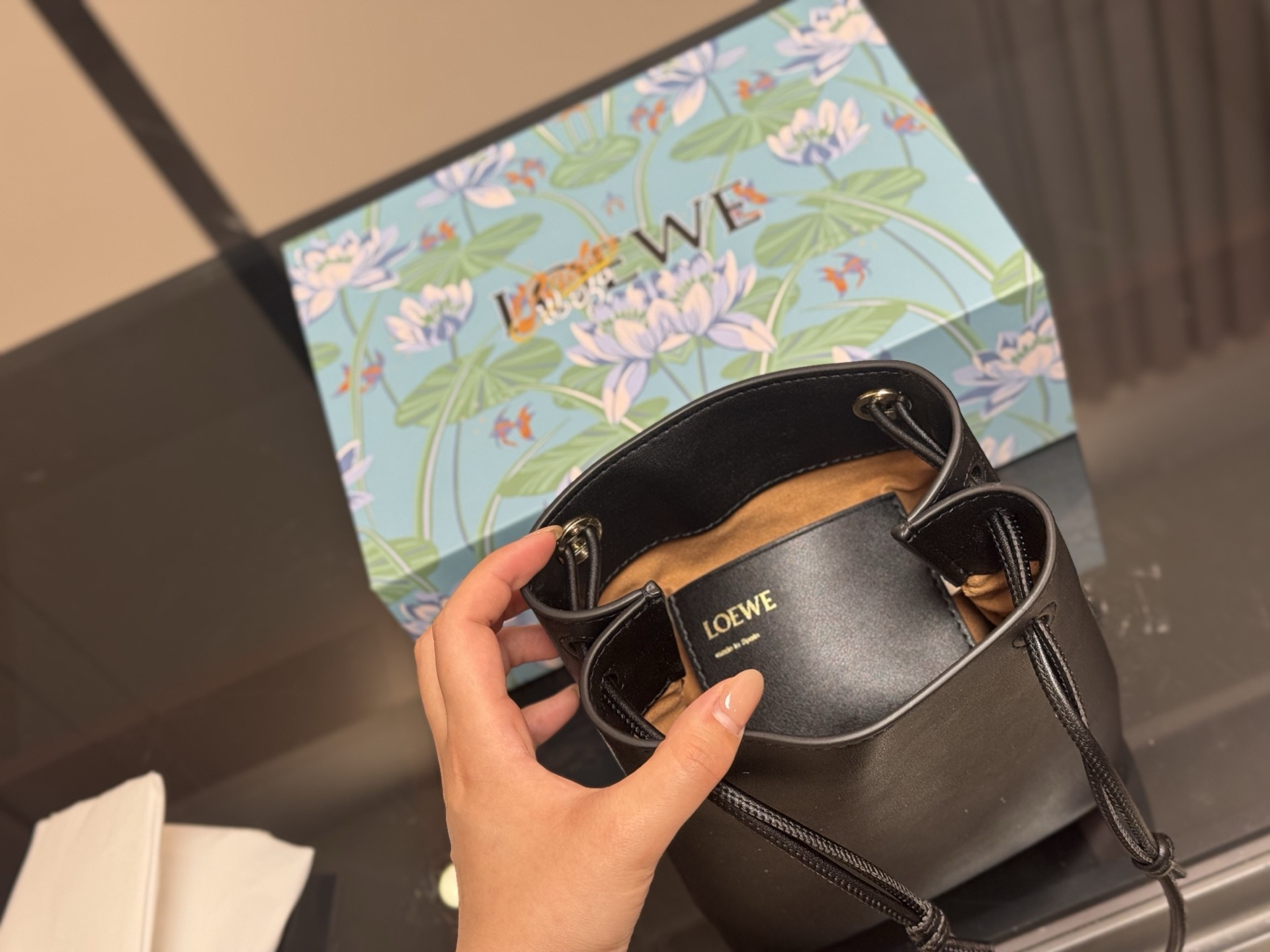 &yen;145 配盒 罗意威pebble pouch 好能装 罗意威新出的pebble手机包 又好看又能装～ 自带的肩带可以随意调节 配上毛毡小挂件 很可爱 放手机充电宝墨镜盒等等都能放下 超级实用的包包 推荐！ 尺寸:18.22cm