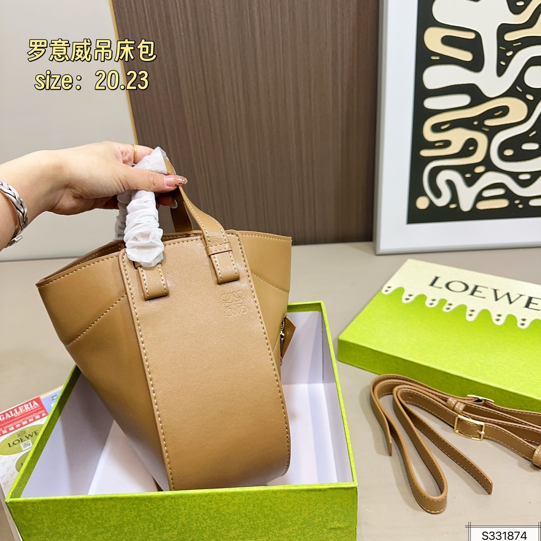 💰190（配盒） 尺寸20&times;23 LOEWE罗意威25Hammock hobo吊床包 面对不同造型都能轻松变换 容量感人，包身轻盈又简洁 百变腋下包 手感真的绝绝子