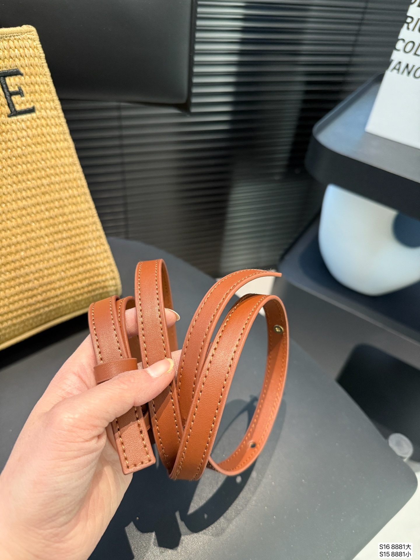 大号P130 小号P125 配盒子 罗意威编织托特包 Paulas's 1biza 夏日海岛系列推出了草编托特包包巧妙融合了托特的商务之前线条和草编的夏日风情,加上Loewe粗体大logo 真的很难不爱 尺寸大号28 36 小号17 22货号8881