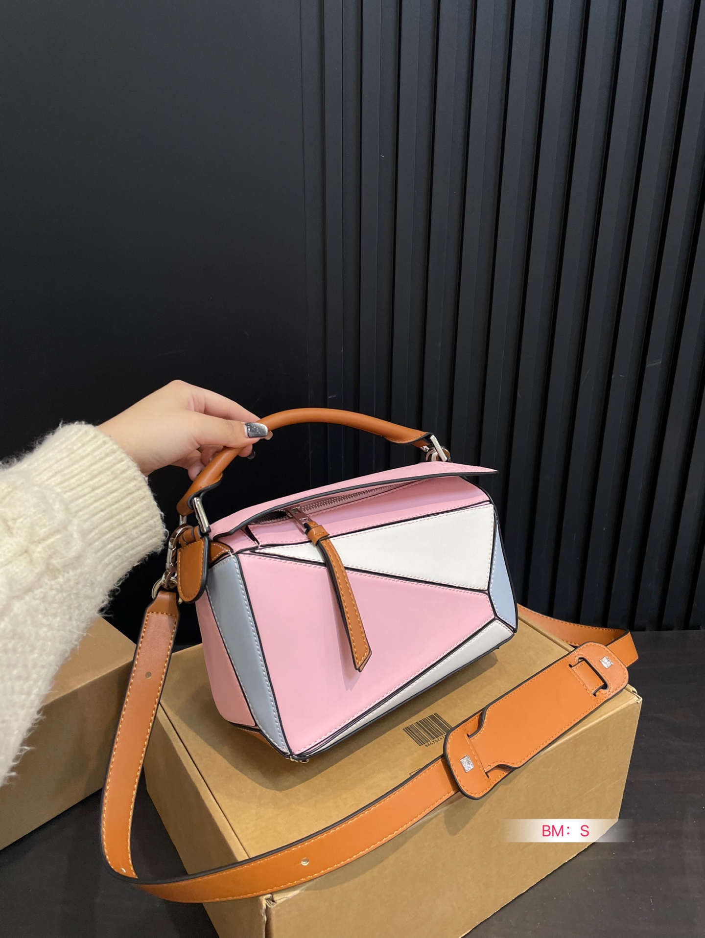 💰165 配盒 loewe 几何包puzzle 真心是不能错过的， ⚠️牛皮品质🐂！ 完全hold住！ 罗意威|一根完美的肩带 尺寸：24*15