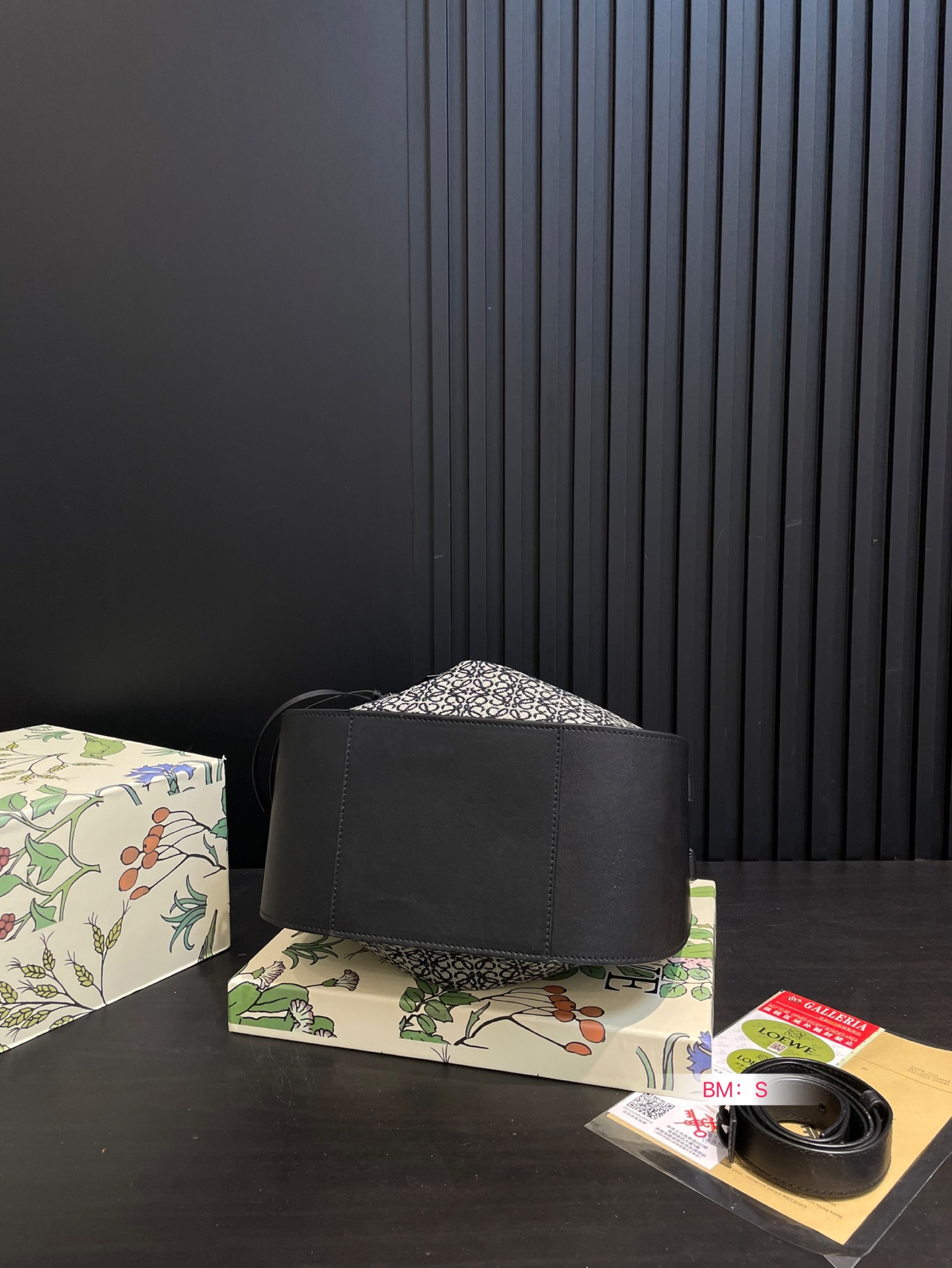 💰190 配盒 Loewe/罗意威🎒HAMMOCK吊篮水桶包，可爱暴击🔅超级Q 干净而利落的造型与背景.蕴含的优雅魅力.包包造型多变，可手提可单肩，设计简单利落 尺寸26*25cm