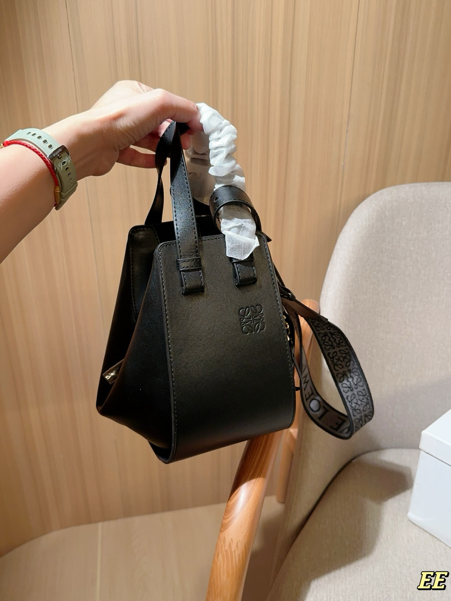 💰190 Loewe罗意威 新款的hammock 吊床包 时尚界&ldquo;变形金刚&rdquo; 单肩、斜挎、手拎、N种背法👜 尺寸：21&times;22&times;13 礼盒包装🎁