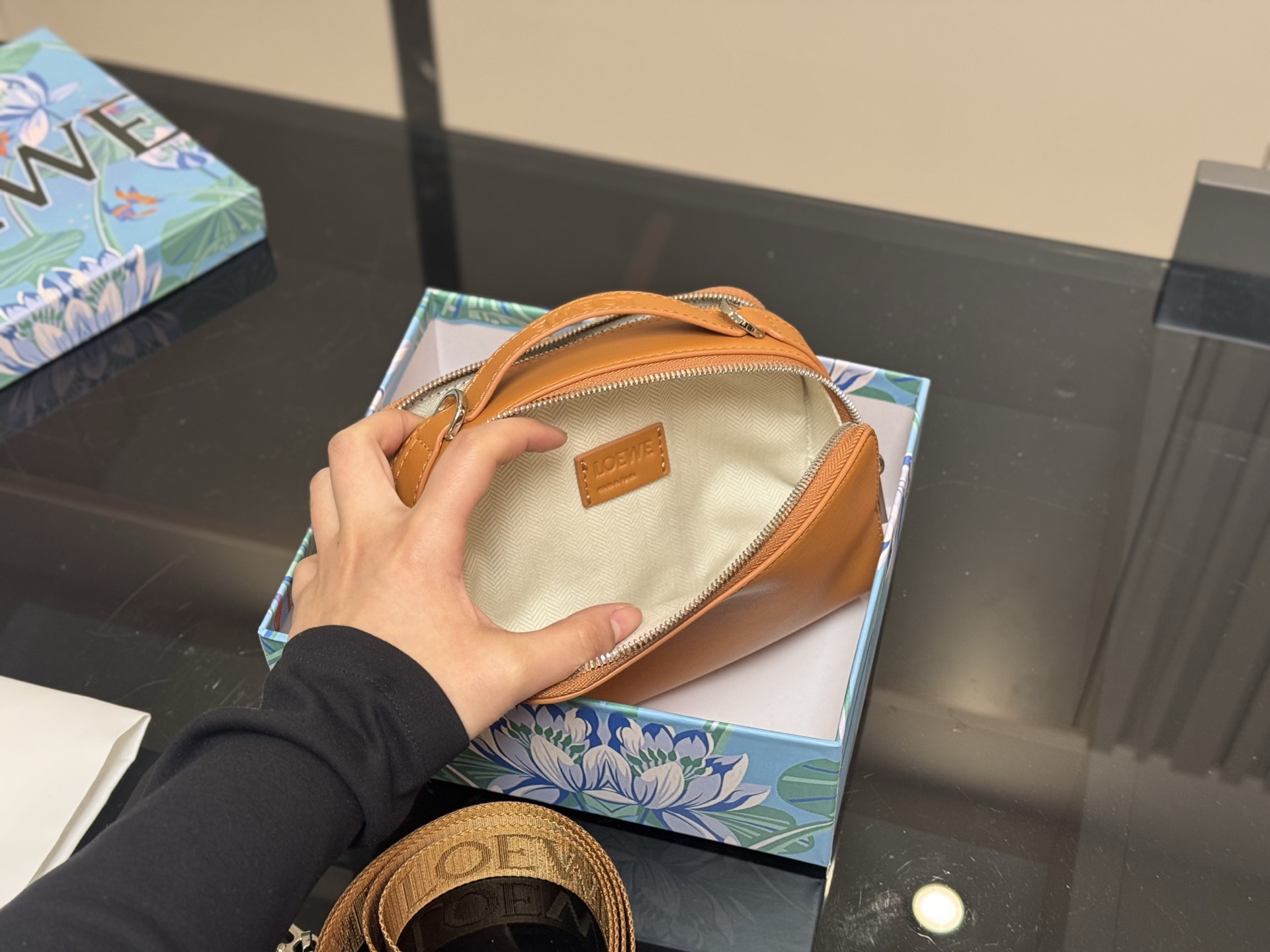 ¥170 配盒 size:18.13cm Loewe Hammock 男女同款! 罗意威 相机包超可爱 看预告就喜欢的要命, 特别可爱, 皮质也很好 摸起来滑滑的不会涩!