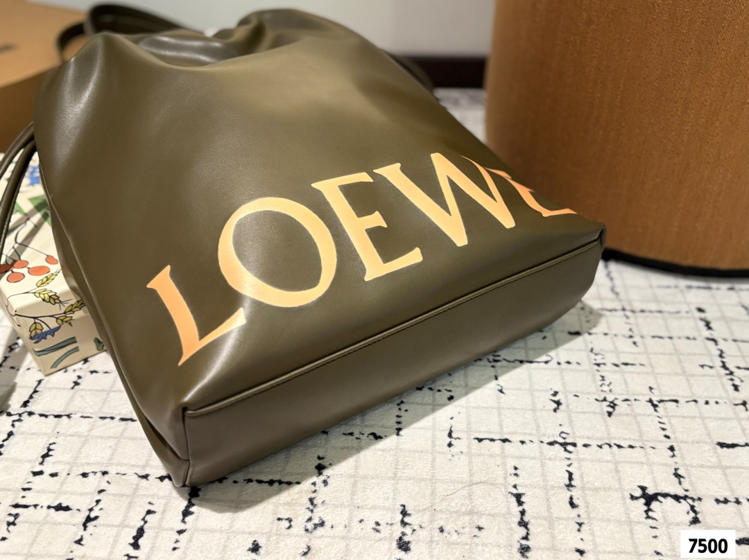P150 配盒子 LOEWE罗意威福袋包|时尚与好运的完美邂逅 今日推荐 Flamenco LOGO Tote最近新宠 超有质感，亮眼的大字母一下就抓住眼球，时髦又吸睛。 容量超大，日常出行、通勤啥的都能轻松hold住，装电脑、文件、化妆品都没问题。 谁懂啊，拥有它真的快乐加倍!#LOEWE #罗意威 # 尺寸：35 42