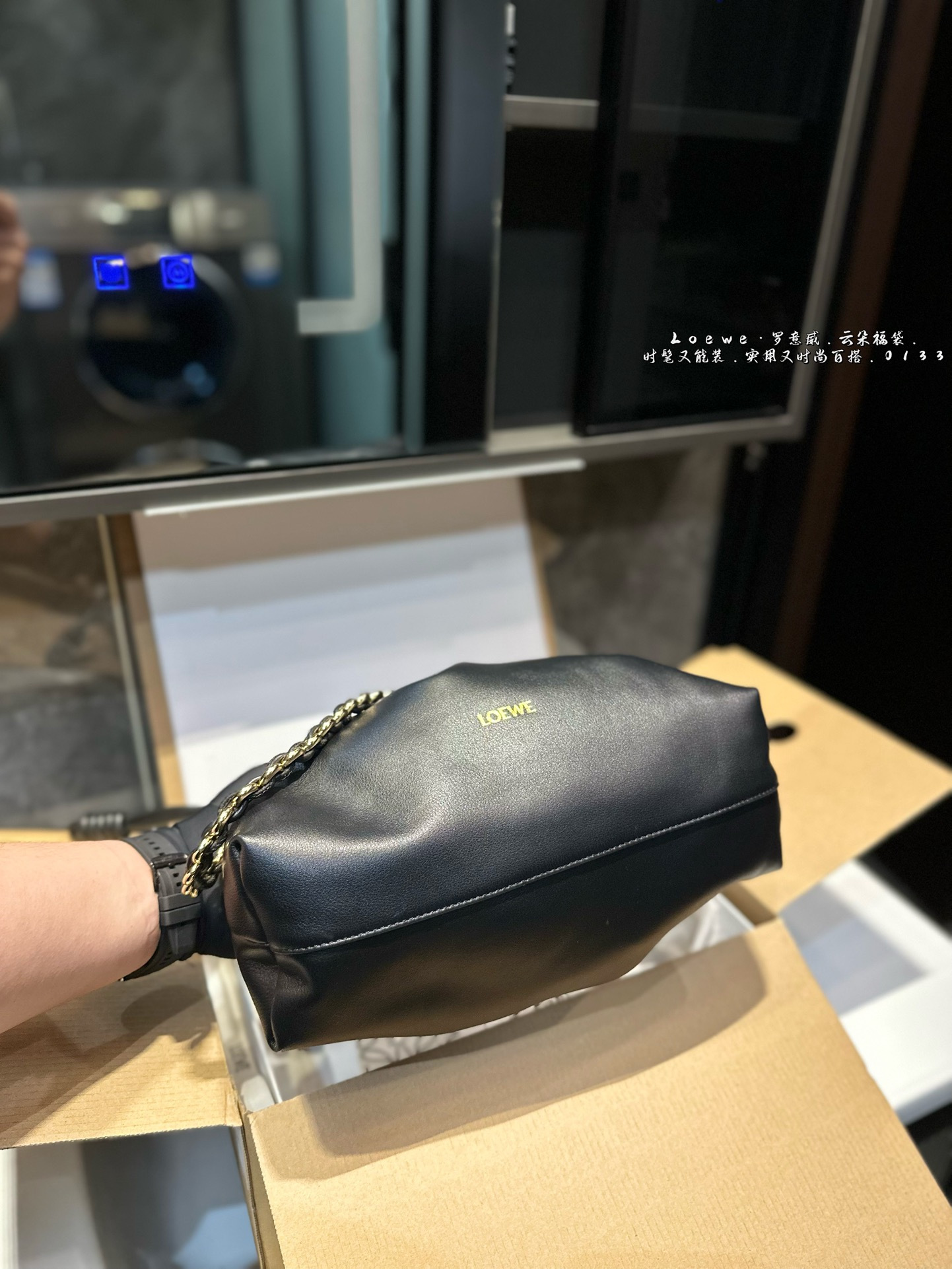 ❤️p215p185(礼盒包装)❤️ 罗意威LOEWE 链条福袋包 质感很高级 容量超级大也很耐用 日常出街背它回头率百分百 就是这种随性慵懒感尺寸:29*9*19cm 14*5*17cm