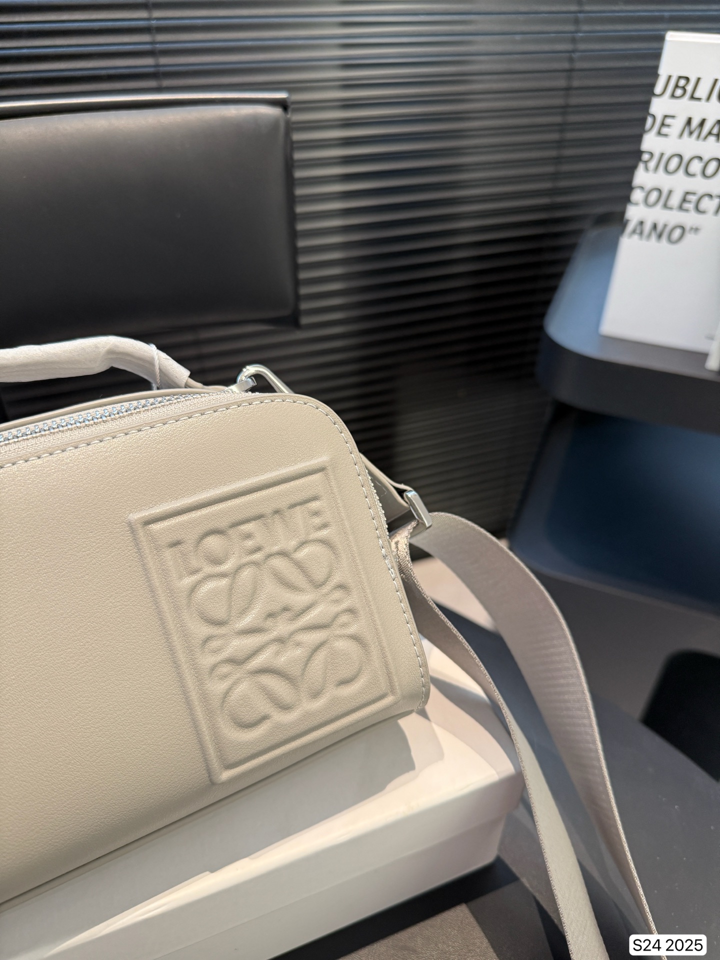 P170 配盒子 罗意威隐藏款,宝藏包包 罗意威的相机包妥妥的宝藏隐藏款 前后双容量大开口拉链可以单肩 斜挎手拎日产休闲 时尚百搭 西班牙小牛皮匠心之作万元之内的必选好物 #罗意威loewe #相机包 # 尺寸:18 13 货号2025