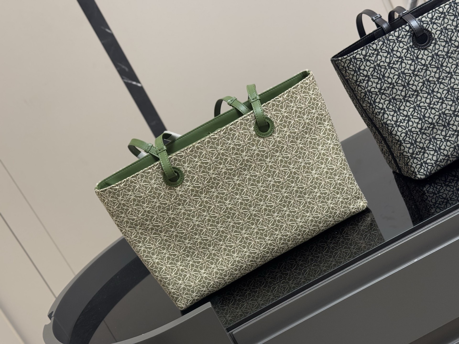 &yen;155 size： 37*24cm（横） 罗意威帆布购物袋🛍️ 实物好装的一款包 最近出行都在背 皮帆布耐看有质感 它的容量很友好...