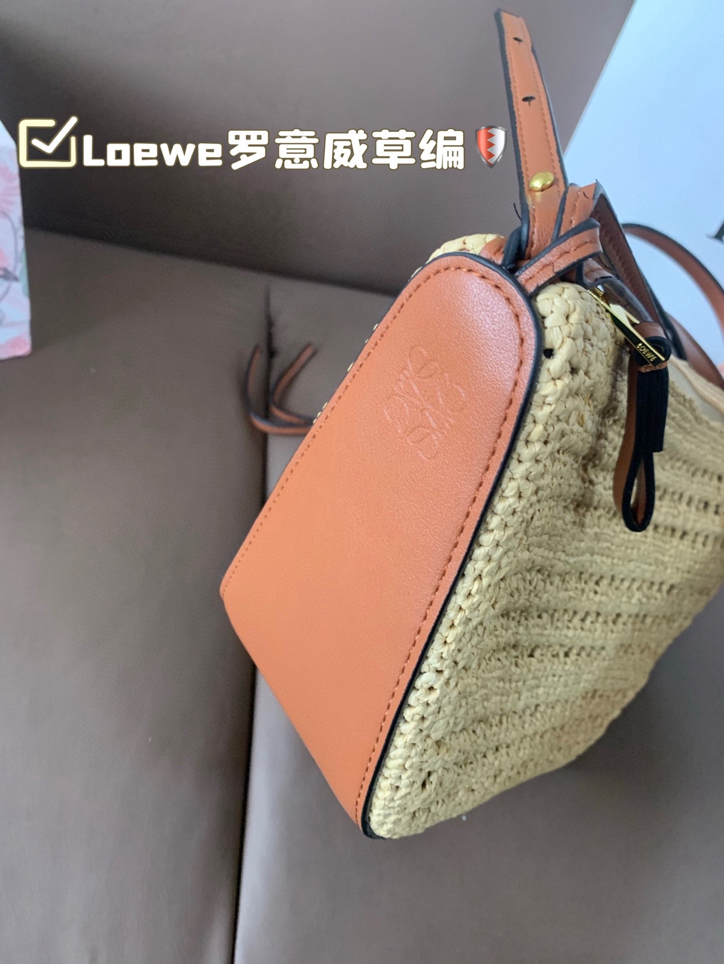 P180 Loewe罗意威草编 好适合夏天 自带一根腋下的肩带和一根斜挎长肩带 非常滴实用 尺寸18&times;16折叠盒