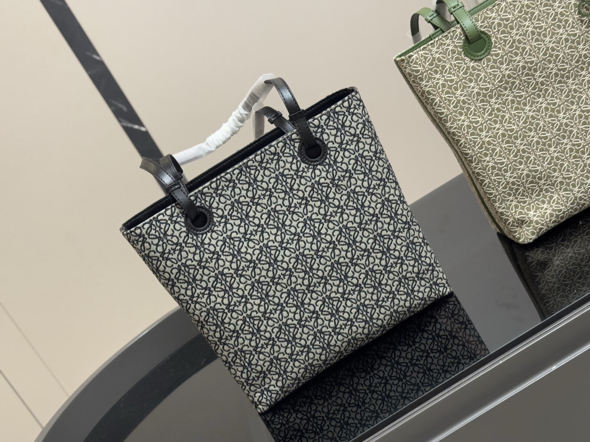 &yen;150 size：29*28cm（立） 罗意威帆布购物袋🛍️ 实物好装的一款包 最近出行都在背 皮帆布耐看有质感 它的容量很友好...