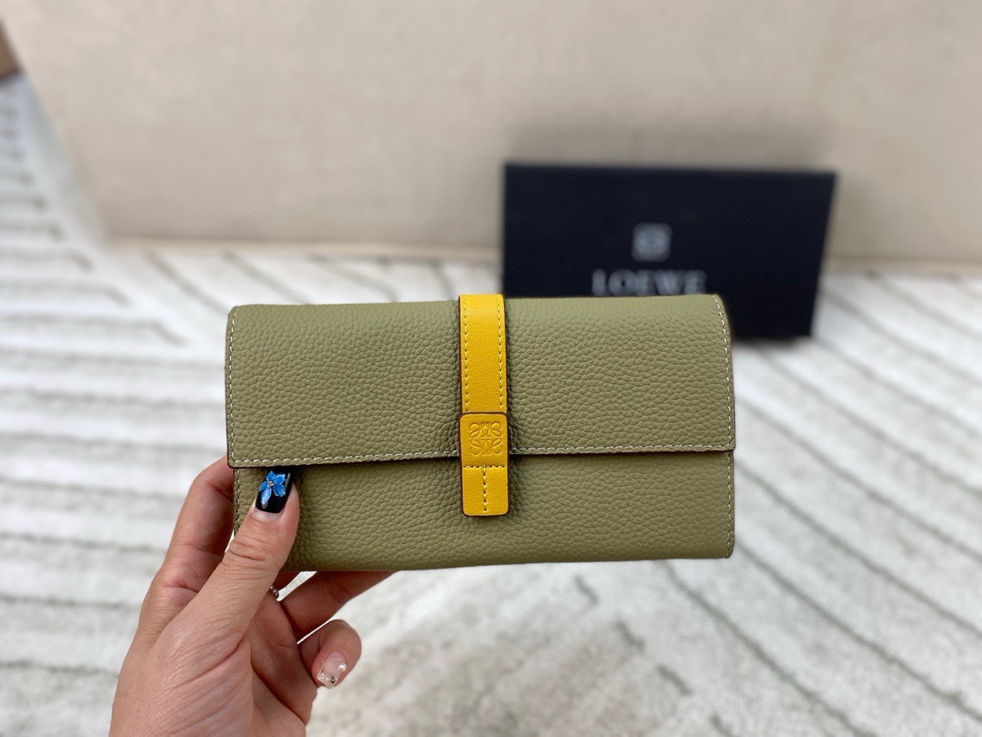 p110/p100 配盒🎁 Loewe罗意威钱包 设计感非常突出 简约又大气 经典小牛皮质感绝了～手感柔软 让人爱不释手！尺寸：长19*10.5/短11*9.5
