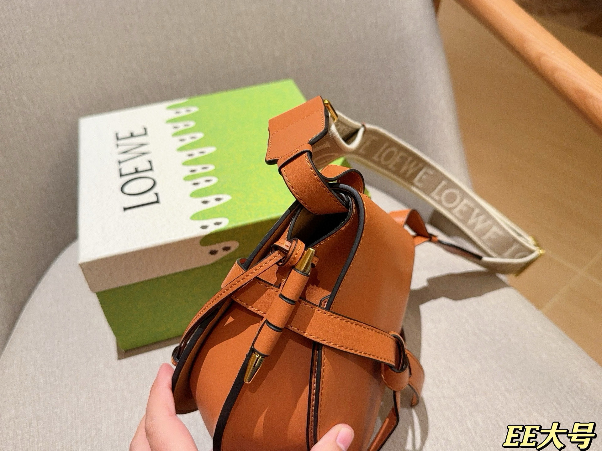 💰195 大号 Loewe罗意威 gate宽肩带马鞍包 单肩斜挎包 尺寸：24&times;20 礼盒包装🎁