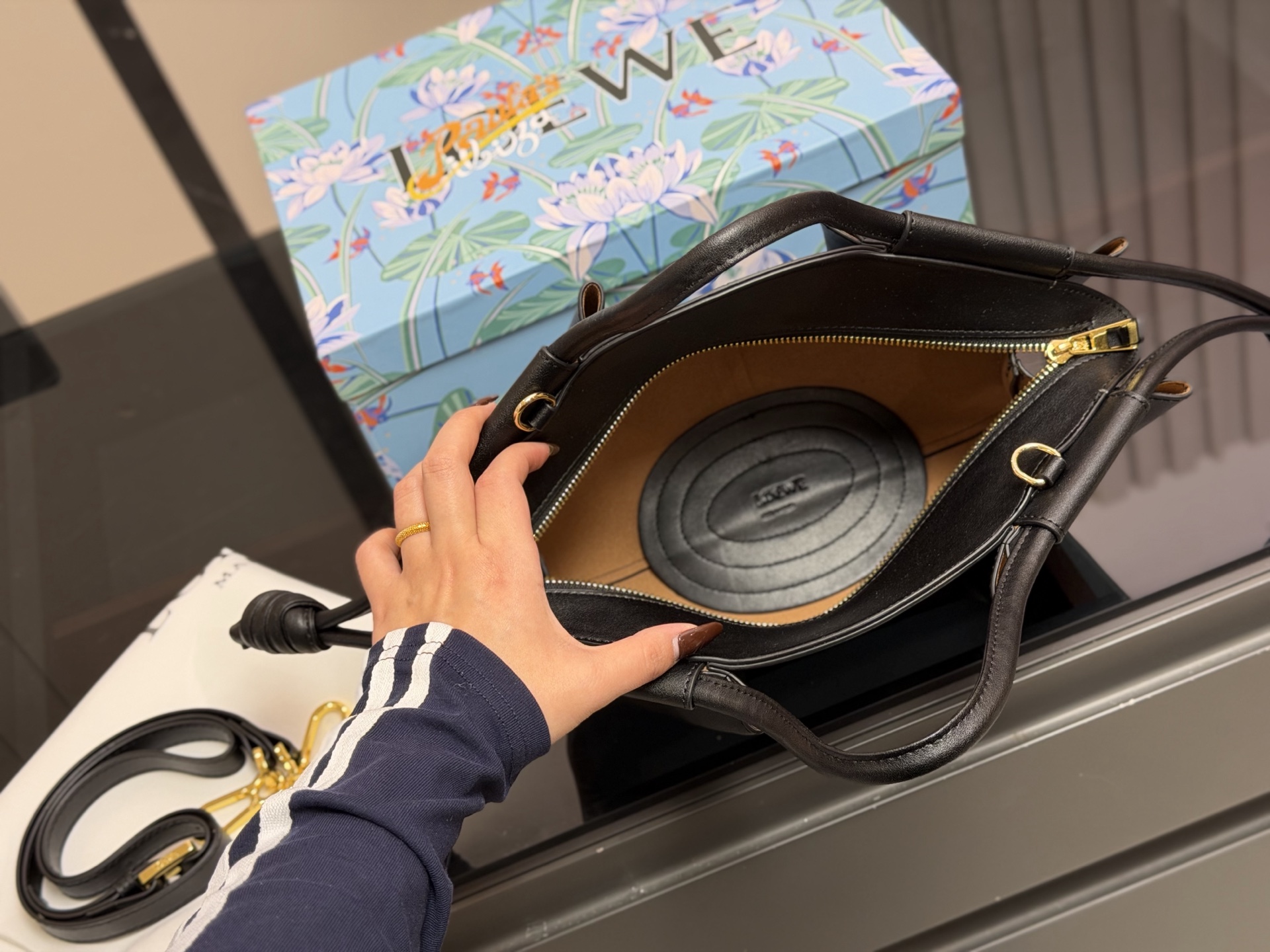 &yen;180 配盒 Loewe罗意威新款Paseo饺子包 做工精致廓形简洁优雅， 带来了柔软和超轻盈的独特复褶构造。 采用闪亮纳帕牛皮革制成。 *手拿或肩背*可拆卸和可调节肩带* 顶部隐形拉链*金色绒面革衬里*烫金。 尺寸:25.18cm