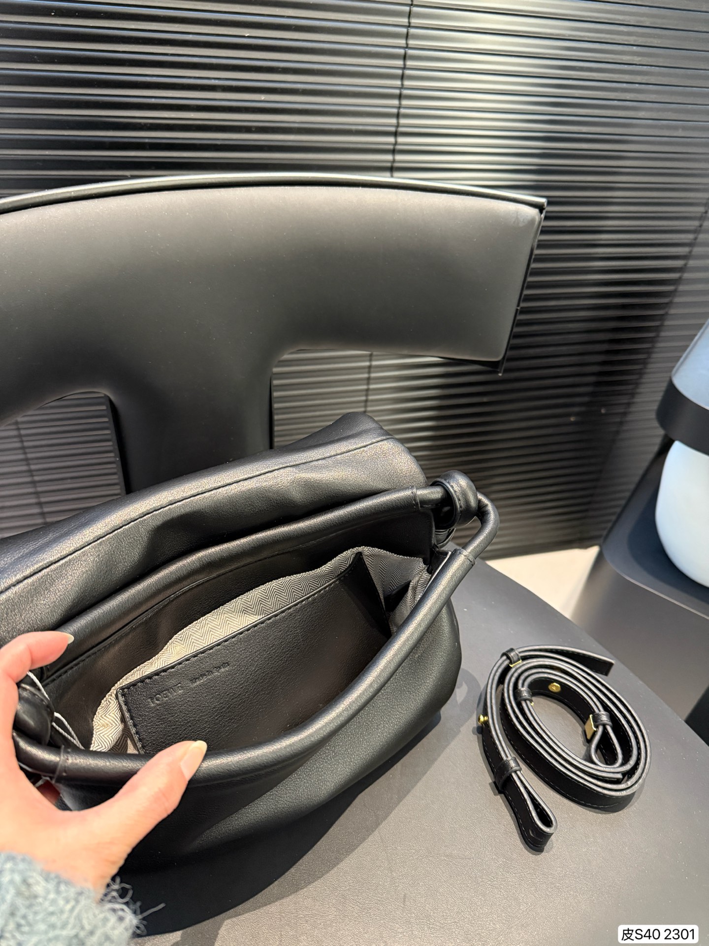 P250 纯皮罗意威腋下包 LOEWE 手拿包来给做一个搭配吧～ 小巧精致的同时容量也很够日常出街聚会带它柔软轻便 极简主义 洋溢着新鲜和时髦的气息漫步街头总会感到松弛和自在 尺寸：24 19 货号2301