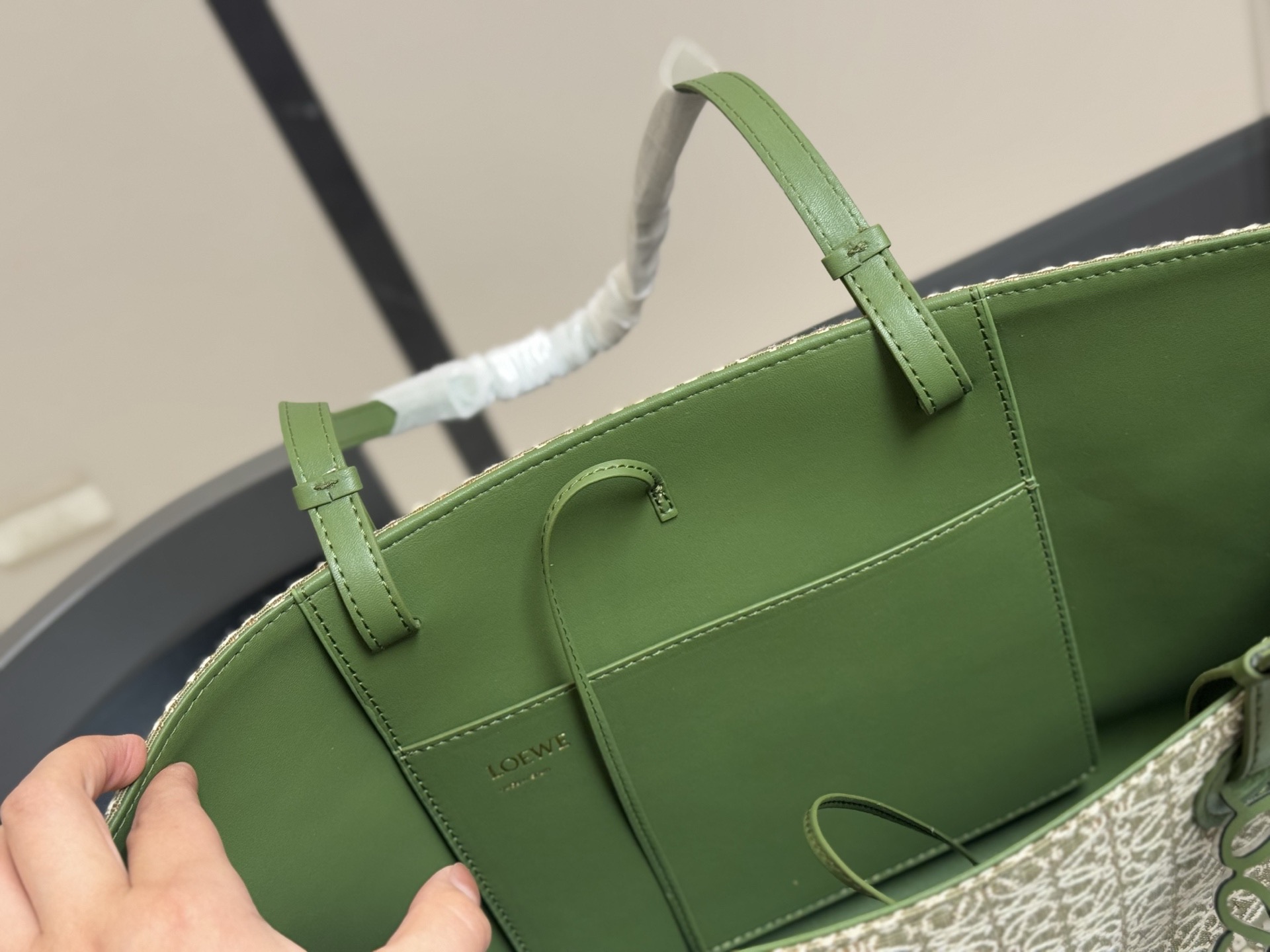 &yen;155 size： 37*24cm（横） 罗意威帆布购物袋🛍️ 实物好装的一款包 最近出行都在背 皮帆布耐看有质感 它的容量很友好...