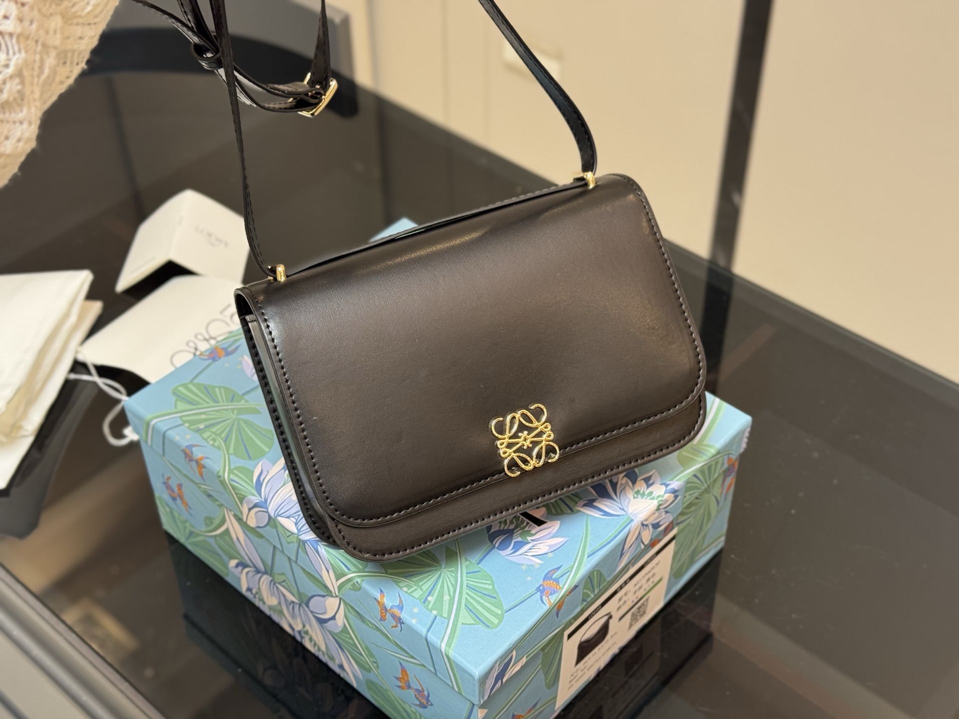 ¥180 配盒 size:22*16cm Loewe/罗意威 新肩带很美哦! Gate Bag 豆腐斜挎包, 感觉gate是Loewe的礼物 ! ⚠牛皮皮质!