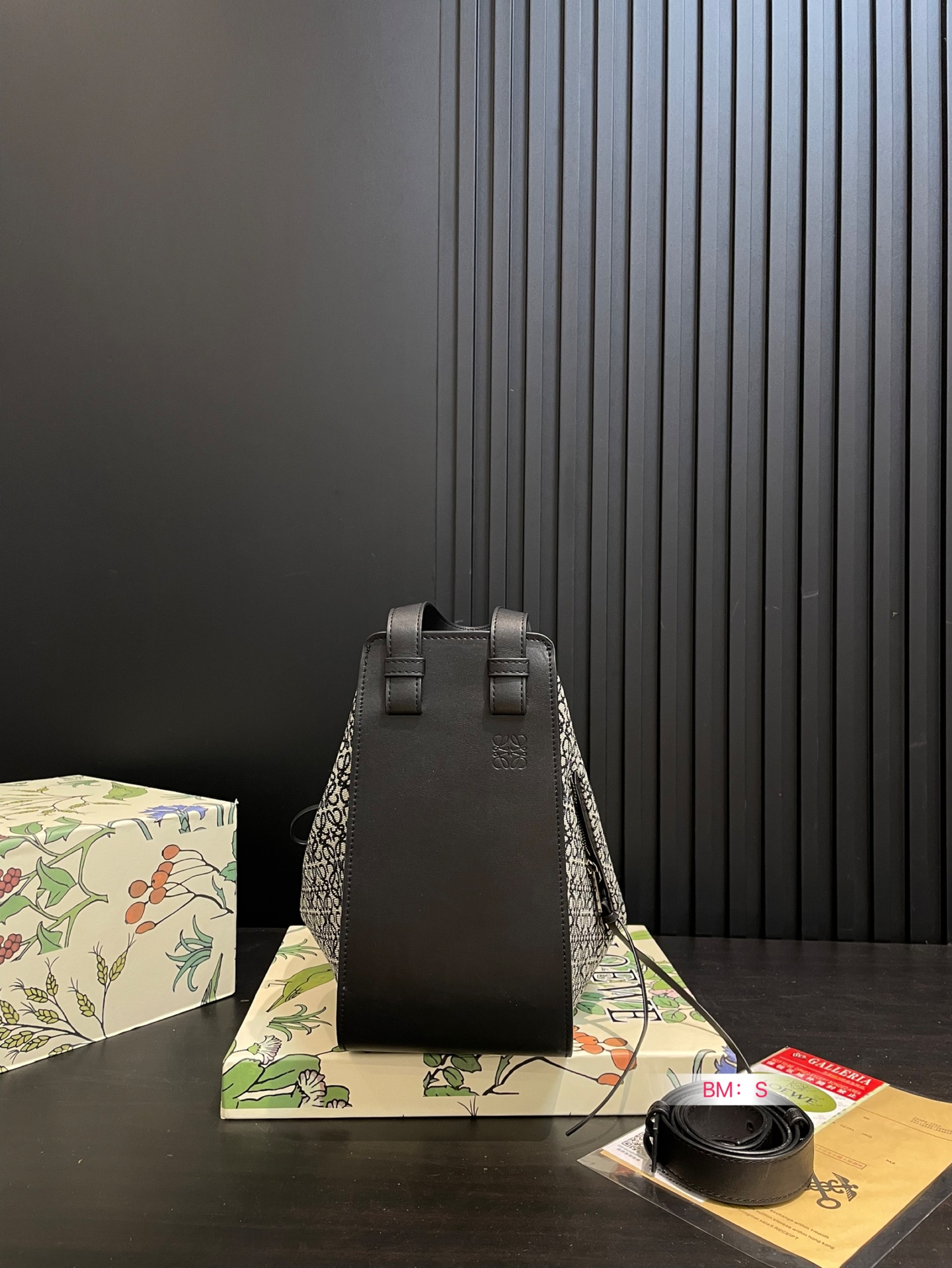 💰190 配盒 Loewe/罗意威🎒HAMMOCK吊篮水桶包，可爱暴击🔅超级Q 干净而利落的造型与背景.蕴含的优雅魅力.包包造型多变，可手提可单肩，设计简单利落 尺寸26*25cm