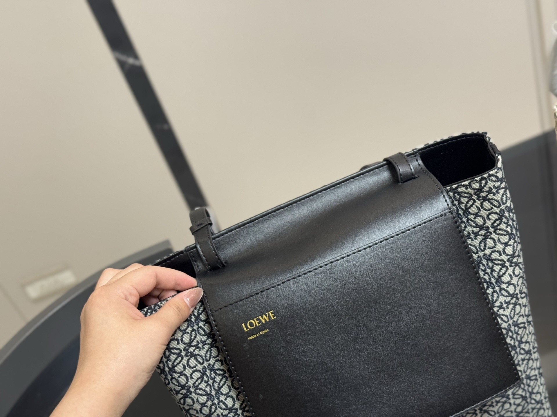 &yen;150 size：29*28cm（立） 罗意威帆布购物袋🛍️ 实物好装的一款包 最近出行都在背 皮帆布耐看有质感 它的容量很友好...