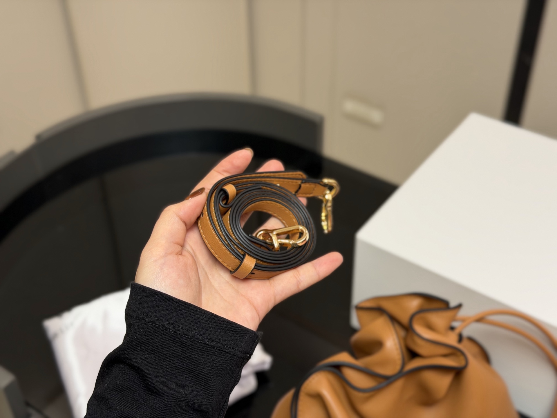 &yen;235 &yen;215 配折叠盒 Loewe 罗意威 Flamenco福袋包 手感柔软细腻，搭配Anagram金属标志，低调又奢华。容量大，通勤休闲都很适合。肩带可拆卸调节，手提、单肩、斜挎随心切换，灵活百搭國。磁扣开合方便，内部空问宽敞，收纳无压力。Flamenco 系列灵感源自西班牙弗拉门戈舞，优雅又有艺术气息。 尺寸:29.25cm 22.18cm