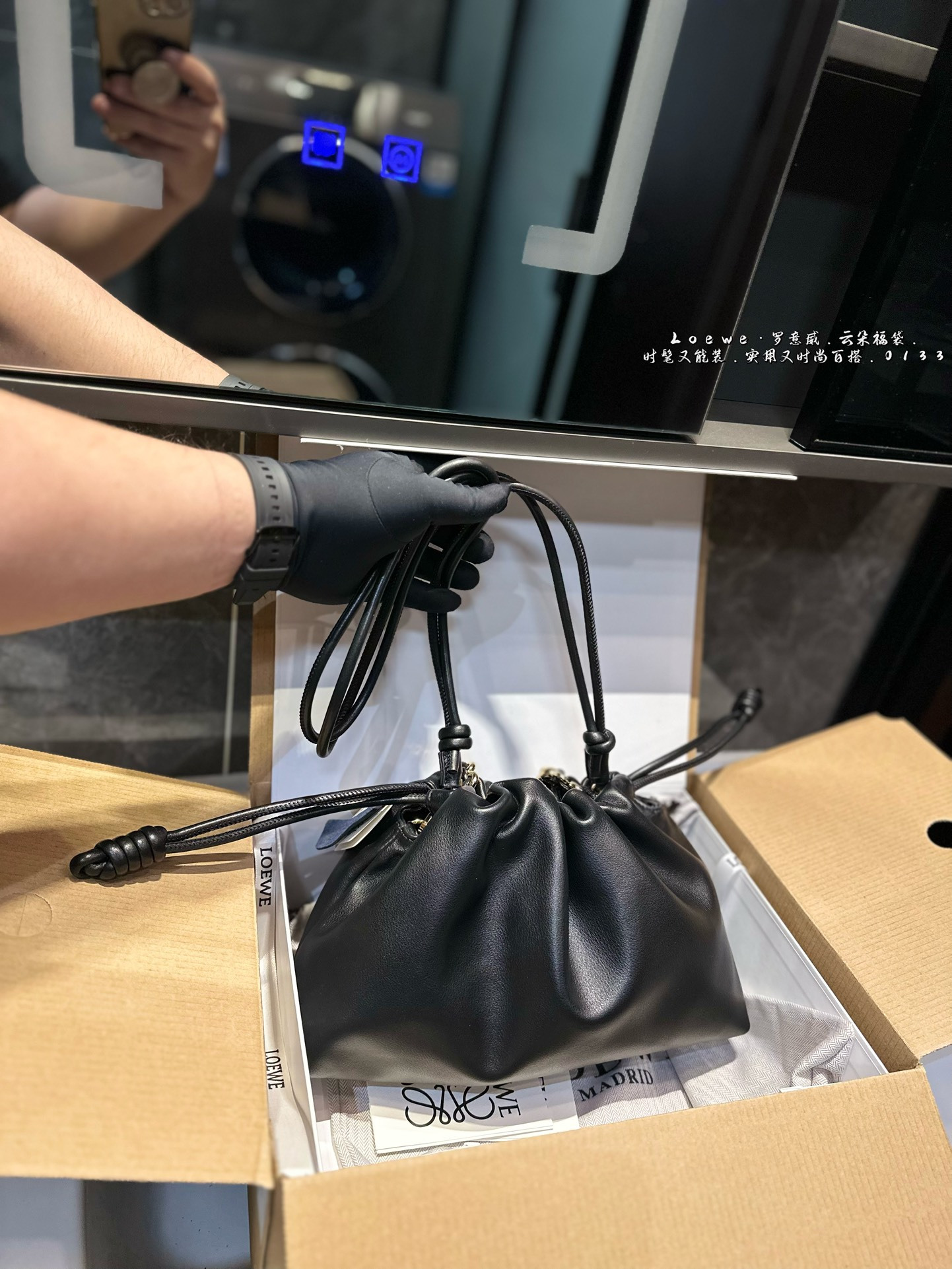 ❤️p215p185(礼盒包装)❤️ 罗意威LOEWE 链条福袋包 质感很高级 容量超级大也很耐用 日常出街背它回头率百分百 就是这种随性慵懒感尺寸:29*9*19cm 14*5*17cm
