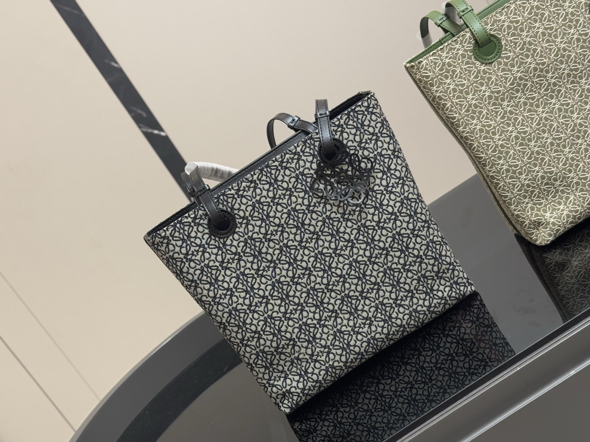 &yen;150 size：29*28cm（立） 罗意威帆布购物袋🛍️ 实物好装的一款包 最近出行都在背 皮帆布耐看有质感 它的容量很友好...