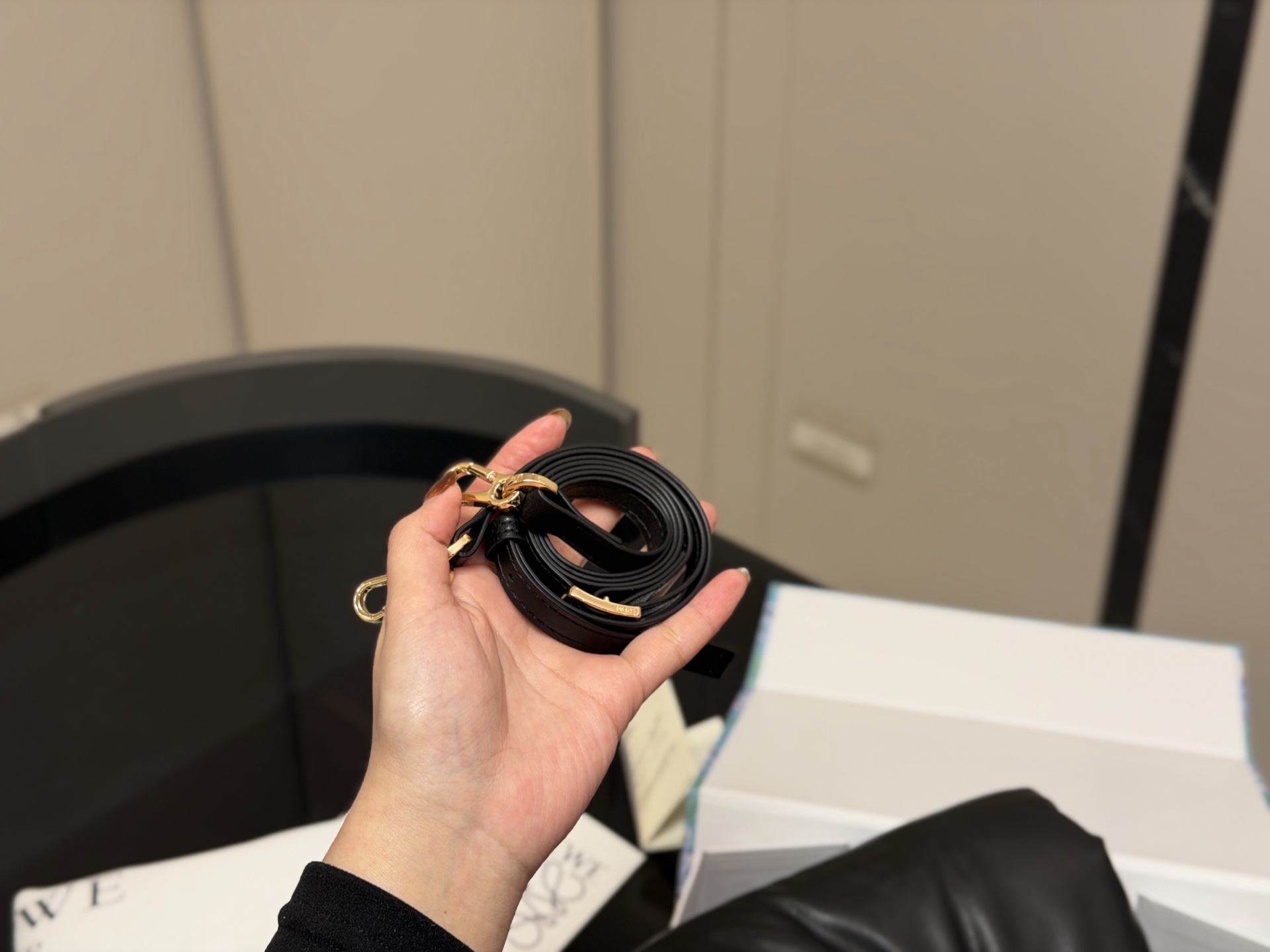 &yen;185 配折叠盒 size：22*17cm Loewe/罗意威 云朵枕头包 Gate Bag腋下斜挎包， 感觉gate是Loewe的礼物 ！ ⚠牛皮皮质！