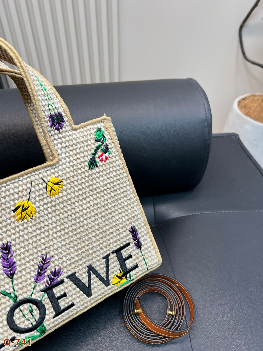 💰145💰150 好喜欢这个包!适合夏天罗意威Loewe草编包罗意威编织托特包Paulas's 1biza 夏日海岛系列推出了草编托特包包 巧妙融合了托特的商务之前线条和草编的夏日风情,加上Loewe粗体大logo 真的很难不爱呀,尺寸大号30 24 小号23 17cm