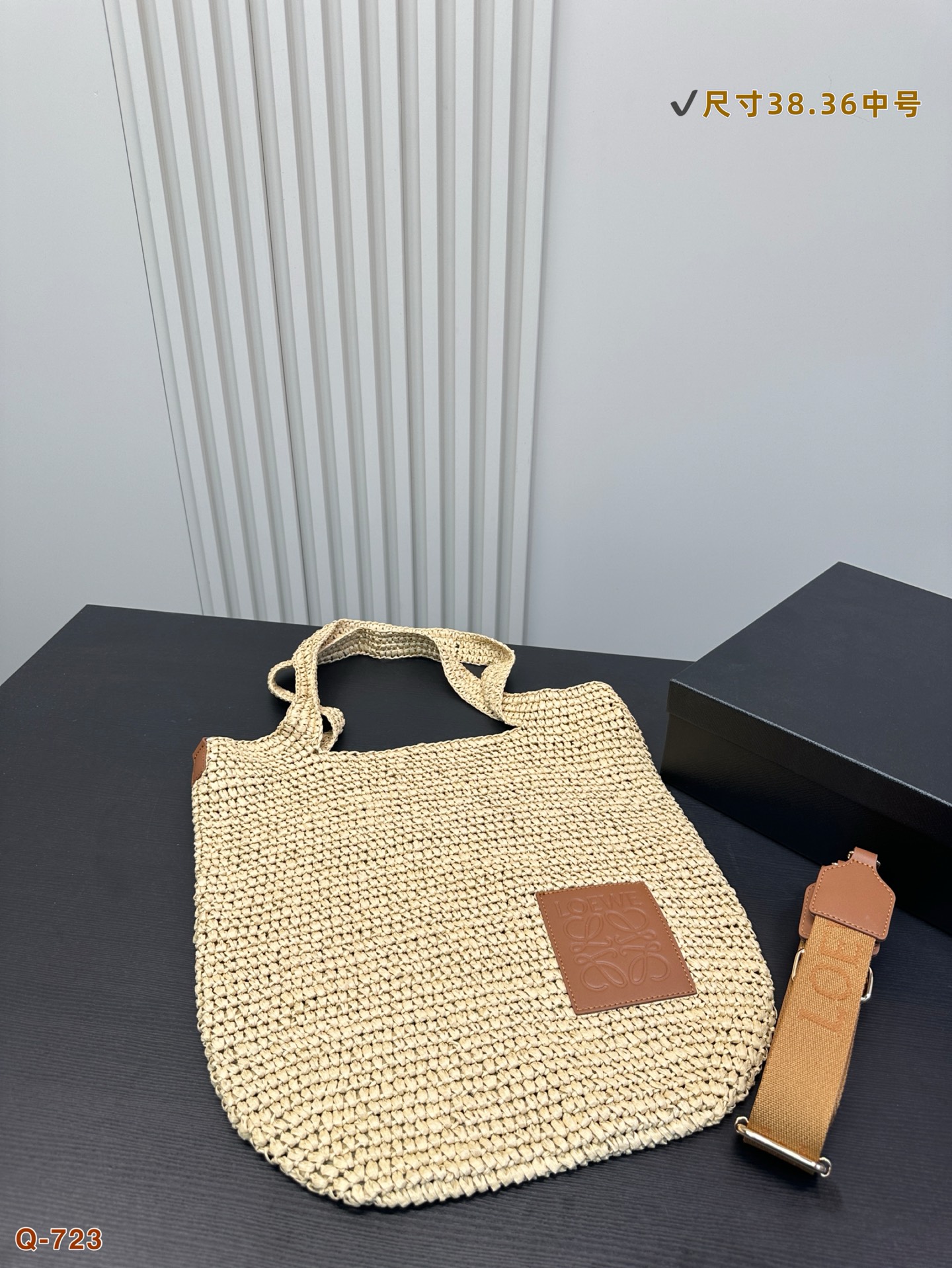 💰150 罗意威编织托特包，简单搭配的包袋，非常大气。 搭配衣服也是毫无难度。尺寸：38.36