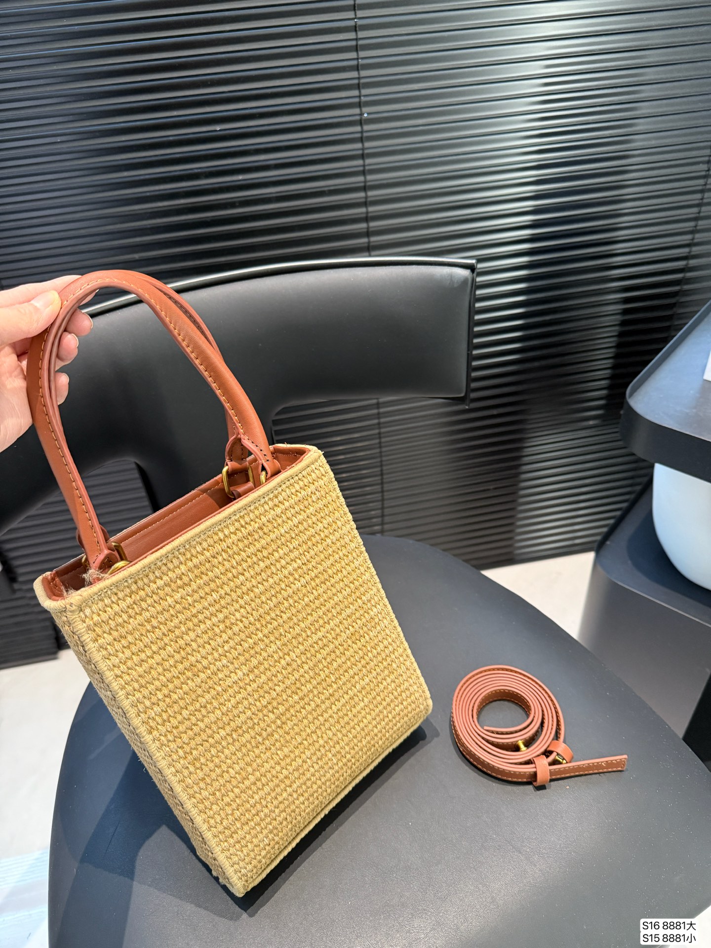 大号P130 小号P125 配盒子 罗意威编织托特包 Paulas's 1biza 夏日海岛系列推出了草编托特包包巧妙融合了托特的商务之前线条和草编的夏日风情,加上Loewe粗体大logo 真的很难不爱 尺寸大号28 36 小号17 22货号8881