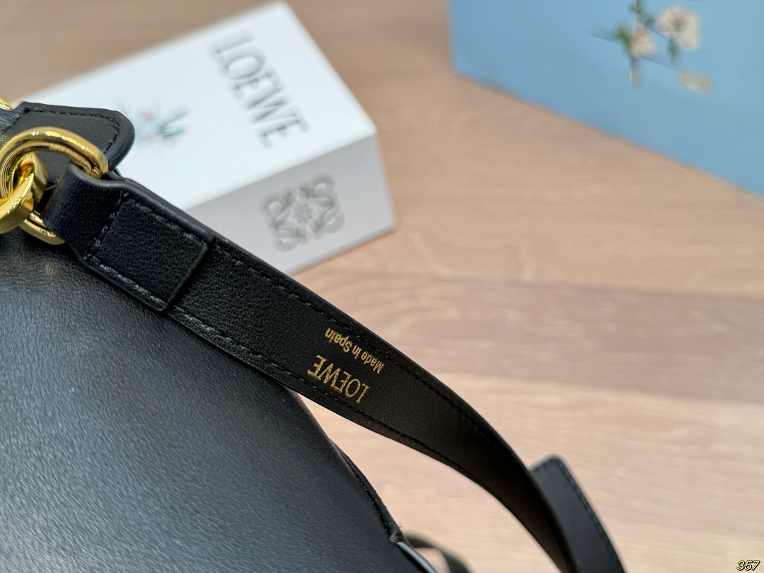 &yen;205折叠盒 罗意威loewe几何包 简约大气风格 更加轻盈 可轻松驾驭各种风格 是每个酷酷女孩必入款 尺寸：23 15