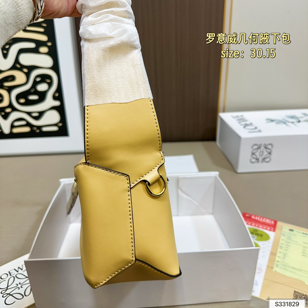 💰145 配折叠盒 尺寸30.15 罗意威 几何 puzzle hobo腋下包包型很修身 比起传统 更加轻盈 结合几何形状包身 可轻松驾驭各种风格