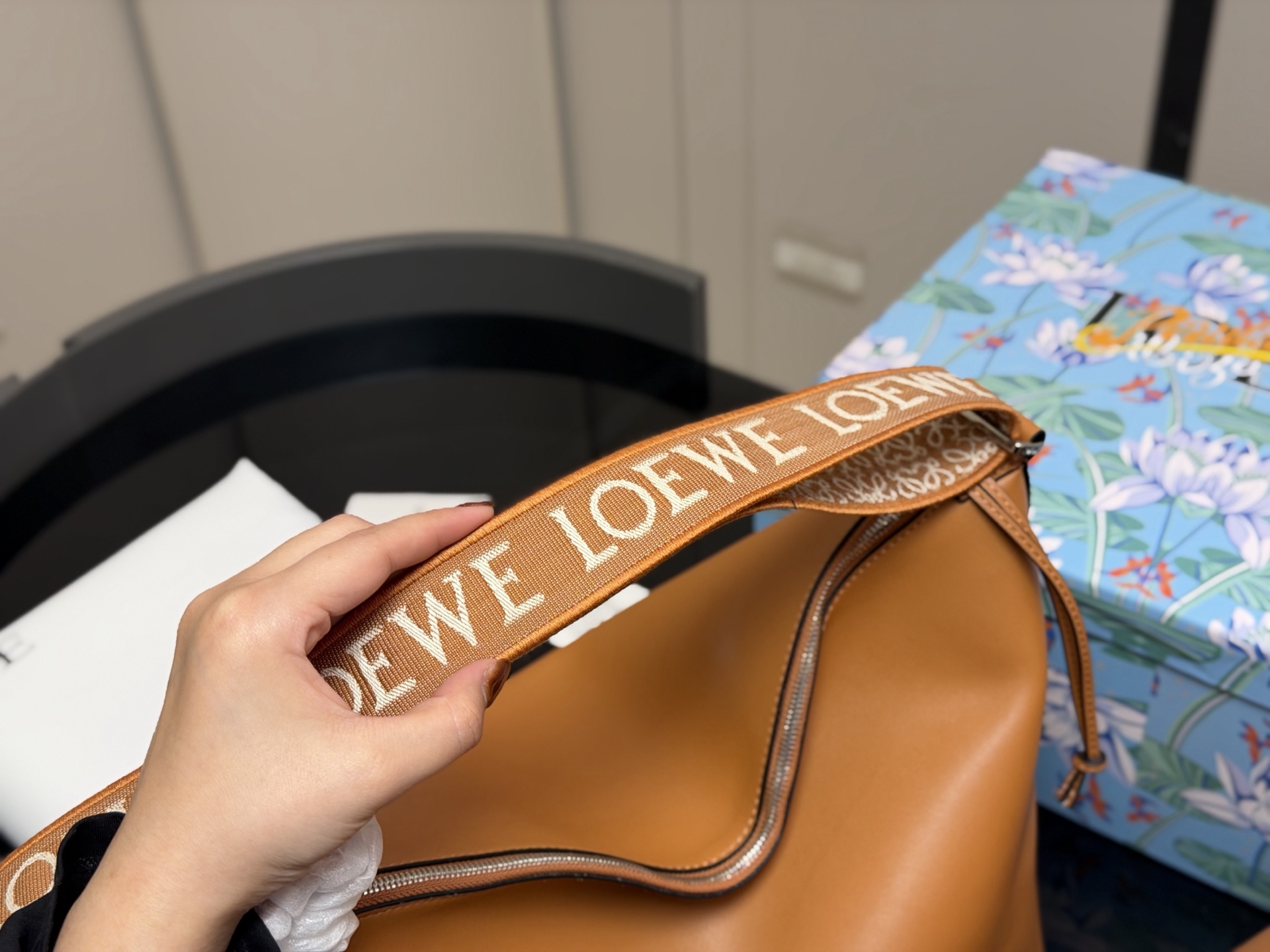 &yen;185 &yen;205 配盒 Loewe LOEWE/罗意威 牛皮cubi单肩包斜跨 loewe家比较低调的一个款式 小牛皮皮质超柔软自重又很轻 而且容量很大肩带可以调节能单肩斜挎 尺寸:21.22cm 33.29cm