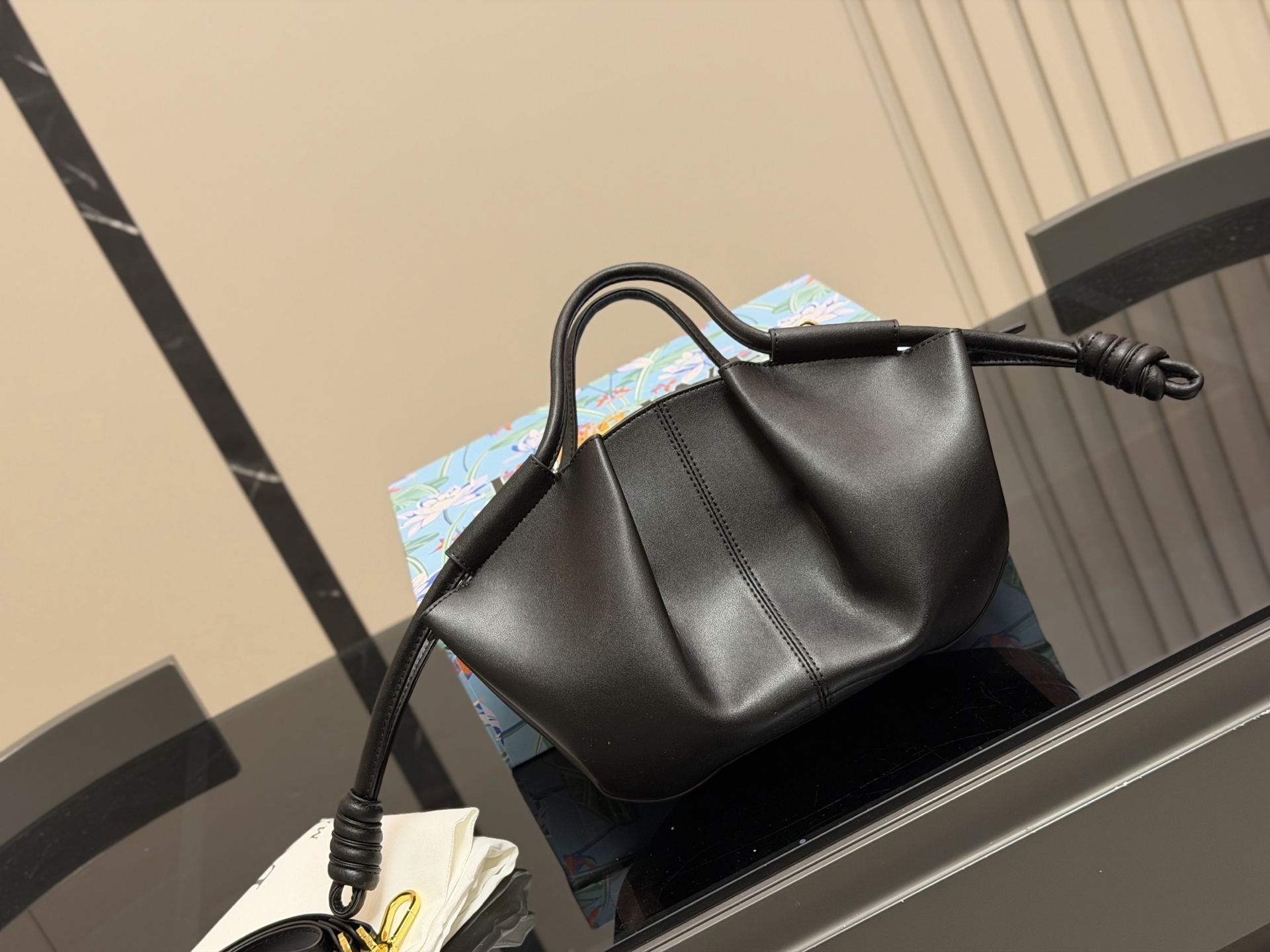 &yen;180 配盒 Loewe罗意威新款Paseo饺子包 做工精致廓形简洁优雅， 带来了柔软和超轻盈的独特复褶构造。 采用闪亮纳帕牛皮革制成。 *手拿或肩背*可拆卸和可调节肩带* 顶部隐形拉链*金色绒面革衬里*烫金。 尺寸:25.18cm