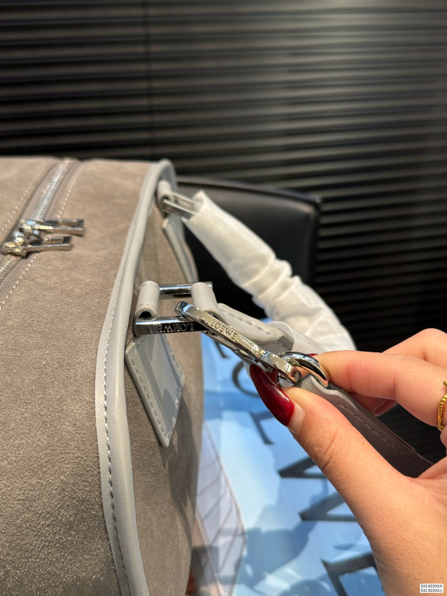 大号P215 小号P210 配盒子 罗意威这只简直太乖了 麂皮包今年冬天简直不要太火 银色loewe小锁也是酷的很 这个还可以加肩带单肩斜挎 一整个就是实用的美包！ 尺寸大36.5 21 小28.5 16 货号82203