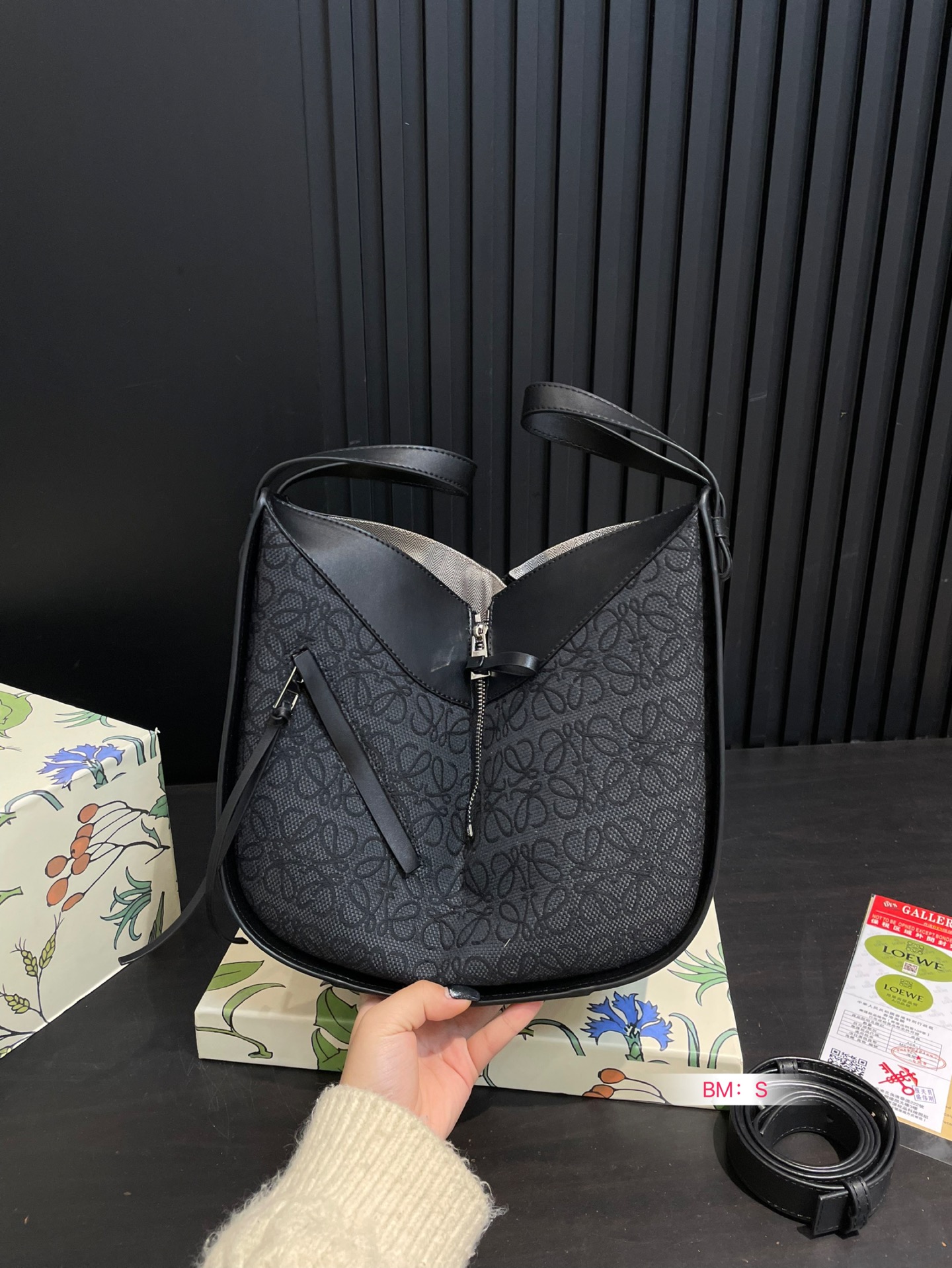 💰190 配盒 Loewe/罗意威🎒HAMMOCK吊篮水桶包，可爱暴击🔅超级Q 干净而利落的造型与背景.蕴含的优雅魅力.包包造型多变，可手提可单肩，设计简单利落 尺寸26*25cm