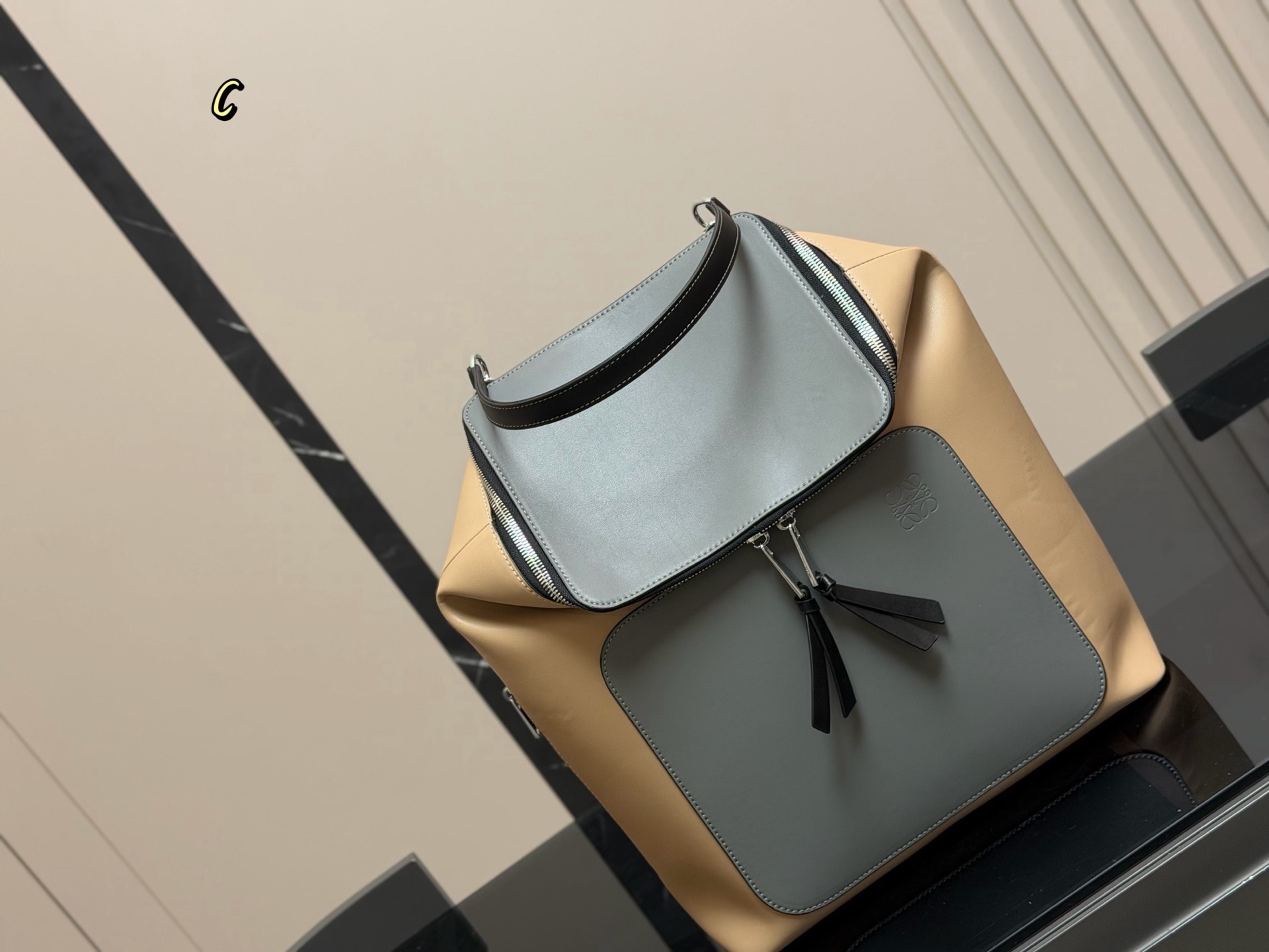 &yen;180 无盒 size：33*39cm loewe 罗意威双肩包🎒 颜值很高哦！ 男士双肩包&hellip;