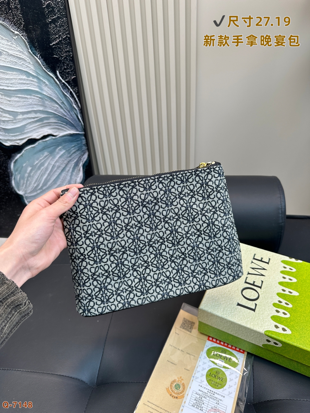 💰105 配礼盒 LOEWE罗意威新款帆布手拿包晚宴包 满logo帆布手包，加宽底座空间超大，满足日常所需～简单大方，手感超好！！ 尺寸27.19