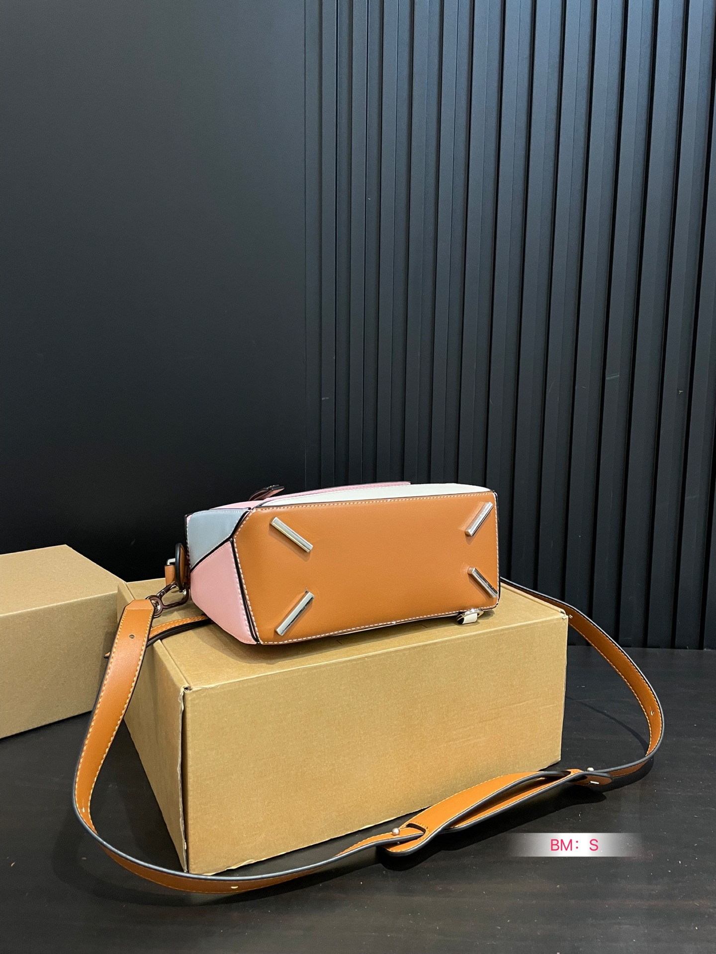 💰165 配盒 loewe 几何包puzzle 真心是不能错过的， ⚠️牛皮品质🐂！ 完全hold住！ 罗意威|一根完美的肩带 尺寸：24*15