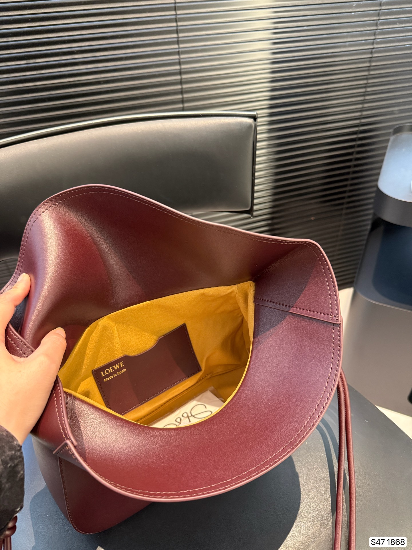 P285 罗意威LOEWE|七夕限定 Ola手袋，一眼心动! LOEWE这款 Ola手袋是七夕专属，简直美哭!弧形设计流畅优雅，搭配醒目的甜甜圈链条，辨识度超高。超实用，光滑牛皮革柔软轻便，背着毫无负担，超适时髦，细节太戳人:可拆卸管状肩带和链条，自由切换单肩或斜挎;翻盖开合顺滑，内袋收纳超方便。LOEWE烫金标志低调奢华，百搭又显气质。 尺寸：26 17 货号1868