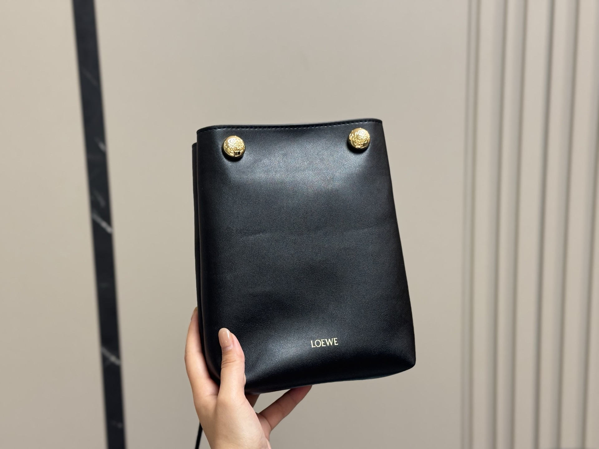 &yen;145 配盒 罗意威pebble pouch 好能装 罗意威新出的pebble手机包 又好看又能装～ 自带的肩带可以随意调节 配上毛毡小挂件 很可爱 放手机充电宝墨镜盒等等都能放下 超级实用的包包 推荐！ 尺寸:18.22cm