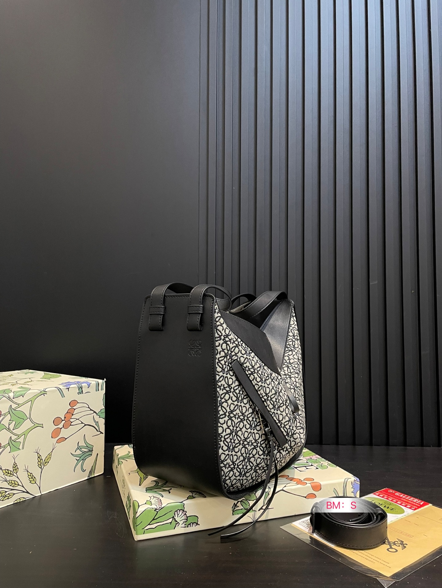 💰190 配盒 Loewe/罗意威🎒HAMMOCK吊篮水桶包，可爱暴击🔅超级Q 干净而利落的造型与背景.蕴含的优雅魅力.包包造型多变，可手提可单肩，设计简单利落 尺寸26*25cm