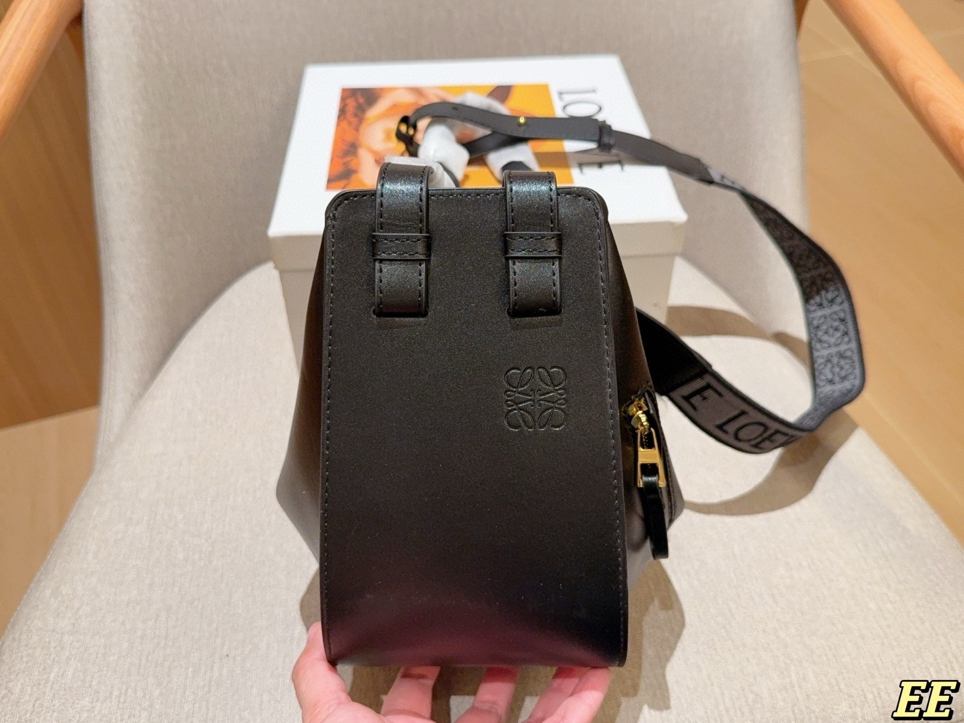 💰190 Loewe罗意威 新款的hammock 吊床包 时尚界&ldquo;变形金刚&rdquo; 单肩、斜挎、手拎、N种背法👜 尺寸：21&times;22&times;13 礼盒包装🎁