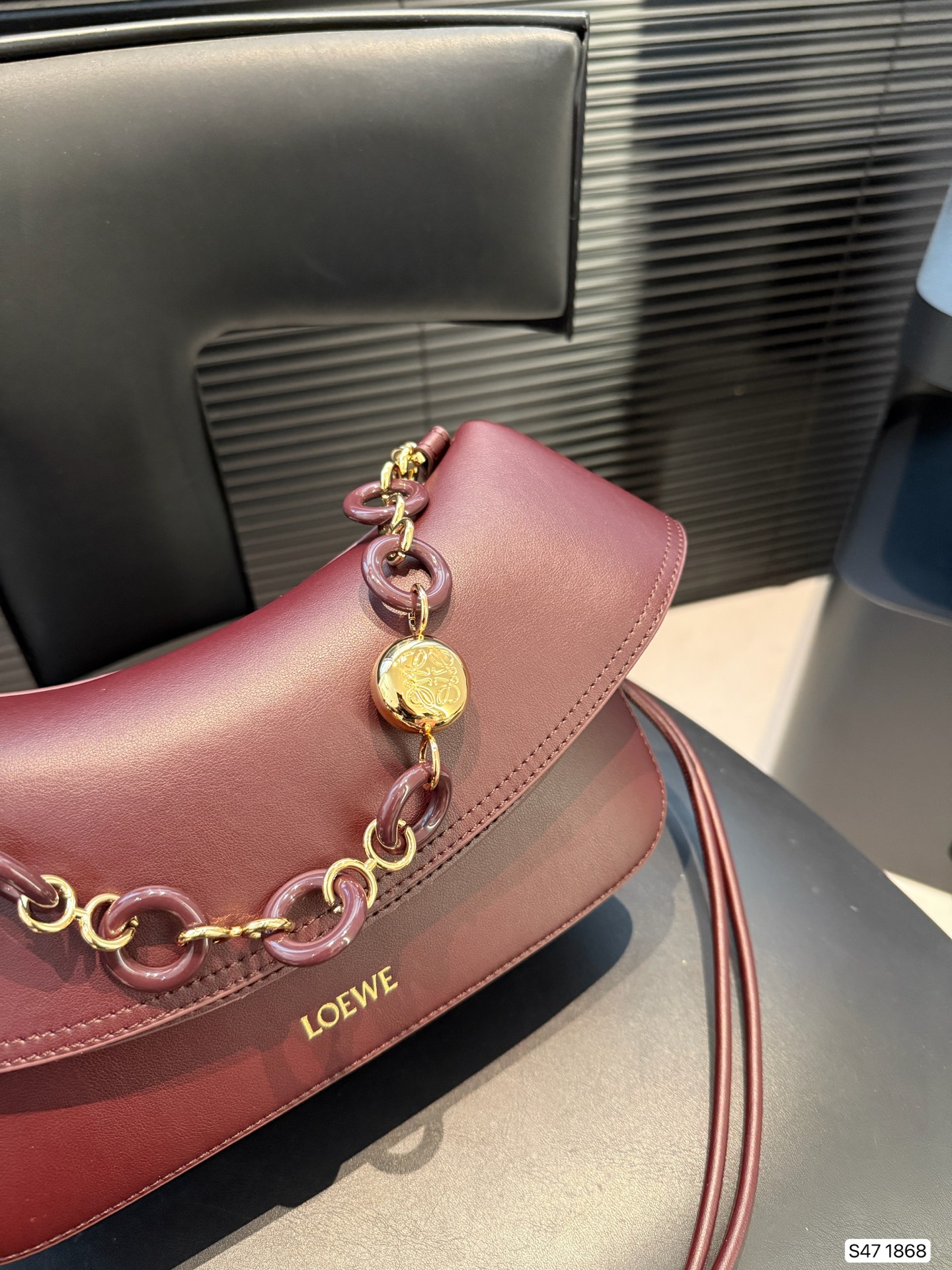 P285 罗意威LOEWE|七夕限定 Ola手袋，一眼心动! LOEWE这款 Ola手袋是七夕专属，简直美哭!弧形设计流畅优雅，搭配醒目的甜甜圈链条，辨识度超高。超实用，光滑牛皮革柔软轻便，背着毫无负担，超适时髦，细节太戳人:可拆卸管状肩带和链条，自由切换单肩或斜挎;翻盖开合顺滑，内袋收纳超方便。LOEWE烫金标志低调奢华，百搭又显气质。 尺寸：26 17 货号1868