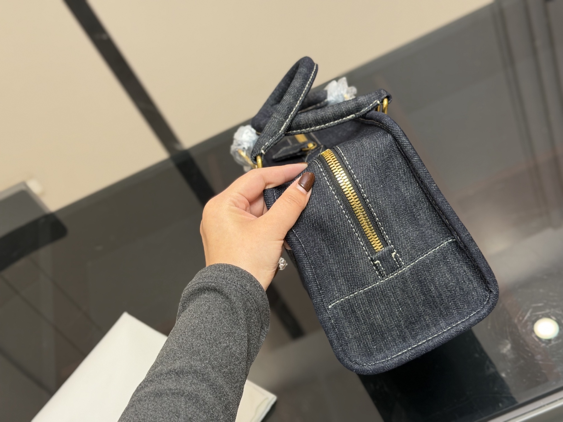 ¥220 这才是罗意威最值得入的中古包吧! 太好装了容量很大出差旅行必备的大包首选真的很小众因为这一只是中古包所以很少见~ 但是真的好好看拼色帆布有一种流浪的艺术家的感觉还可以斜挎的小个子女孩子也hold住~ 中古包包分享|罗 意威中古 尺寸:29.18cm