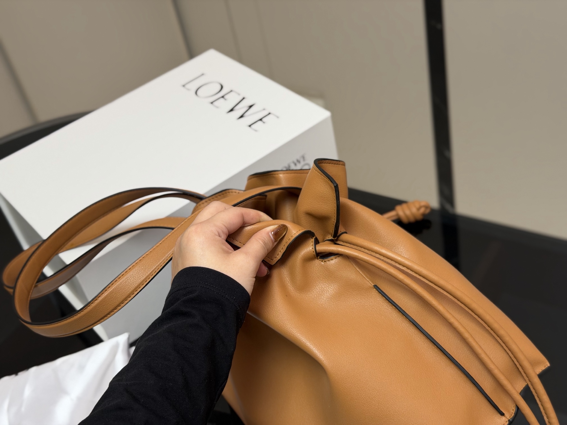 &yen;300 配折叠盒 LOEWE 罗意威Anagram福袋托特包 采用柔软纳帕牛皮，手感细腻，廓形随性慵懒。灵感源自日本福袋，抽绳设计方便开合，容量超大，通勤日常都很实用。肩带可调节，支持单肩或斜挎，搭配Anagram印花，低调又有辨识度，时髦精们必入！ 尺寸:37.29cm