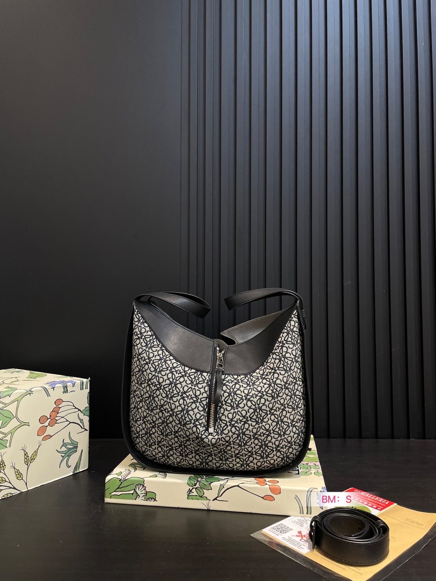 💰190 配盒 Loewe/罗意威🎒HAMMOCK吊篮水桶包，可爱暴击🔅超级Q 干净而利落的造型与背景.蕴含的优雅魅力.包包造型多变，可手提可单肩，设计简单利落 尺寸26*25cm