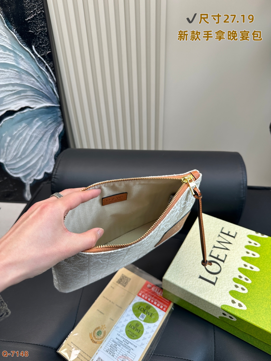 💰105 配礼盒 LOEWE罗意威新款帆布手拿包晚宴包 满logo帆布手包，加宽底座空间超大，满足日常所需～简单大方，手感超好！！ 尺寸27.19