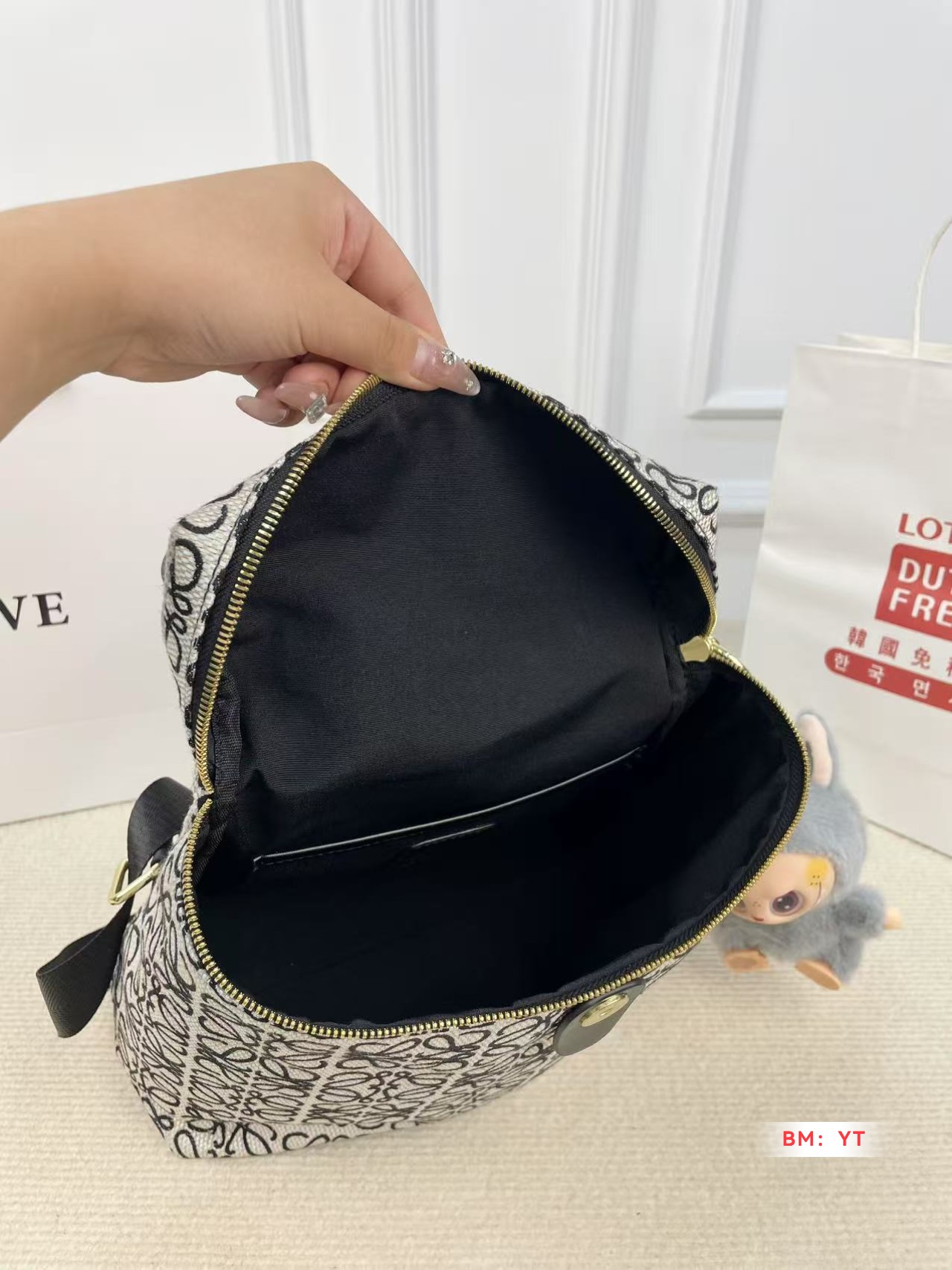 💰120 罗意威 爆款双肩出货 新款 男女背都好看 作为一只合格的双肩包 一定要好看 舒适 耐造 背包比较大 远途旅行带它准没错 也是学生党的最佳选择 超级实用 再适合不过小哥哥们和高挑的小姐姐啦 😍尺寸：25*28