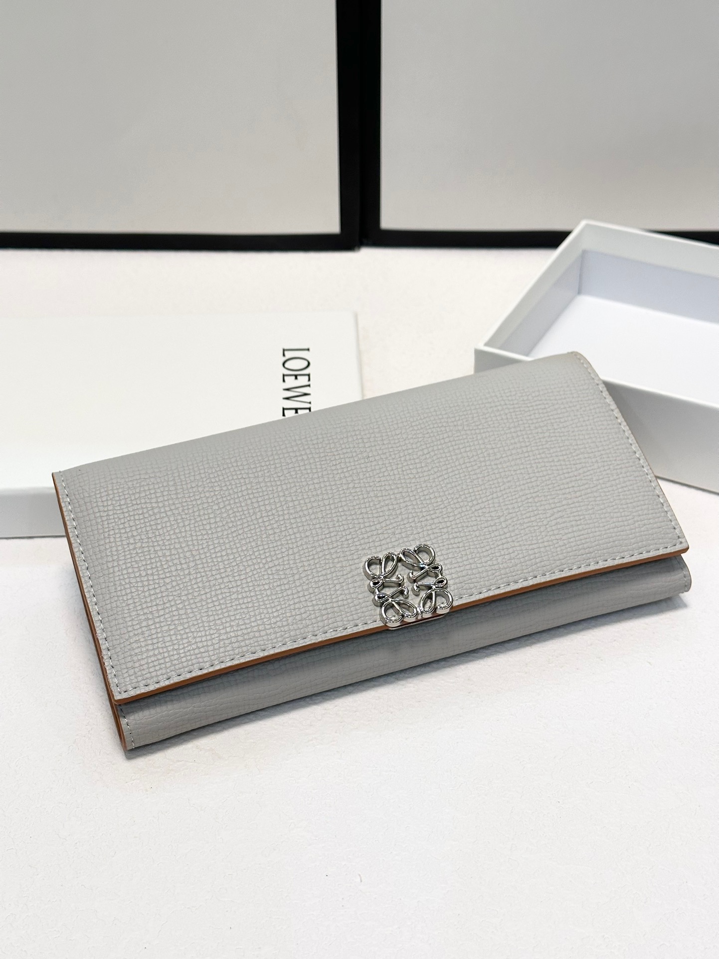 P125🎀🎀颜色 大象灰 黑色 灰白 土黄色 🎀尺寸 19x10🎀罗意威爆款牛皮长款钱包🔥款式经典做工精细耐磨耐用手感极佳❤️