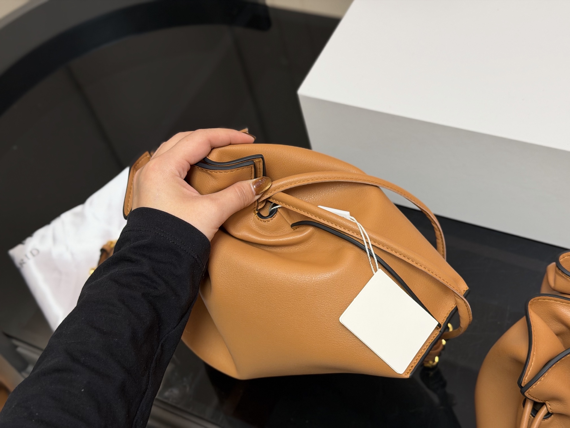 &yen;235 &yen;215 配折叠盒 Loewe 罗意威 Flamenco福袋包 手感柔软细腻，搭配Anagram金属标志，低调又奢华。容量大，通勤休闲都很适合。肩带可拆卸调节，手提、单肩、斜挎随心切换，灵活百搭國。磁扣开合方便，内部空问宽敞，收纳无压力。Flamenco 系列灵感源自西班牙弗拉门戈舞，优雅又有艺术气息。 尺寸:29.25cm 22.18cm